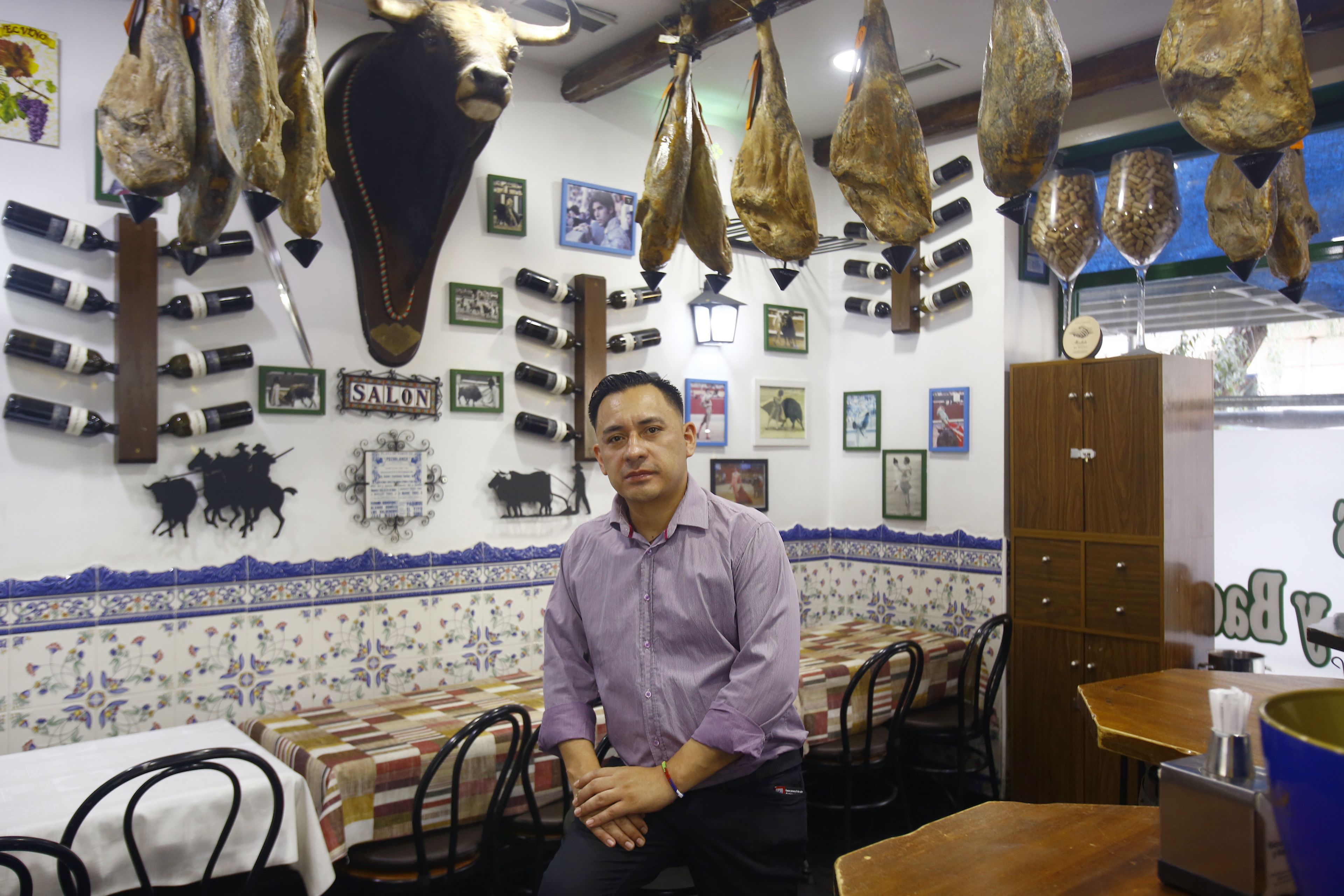 Esteban Auqui trabaja en 'Entre Cáceres y Badajoz', un bar de tapas ubicado en el madrileño barrio de Goya.