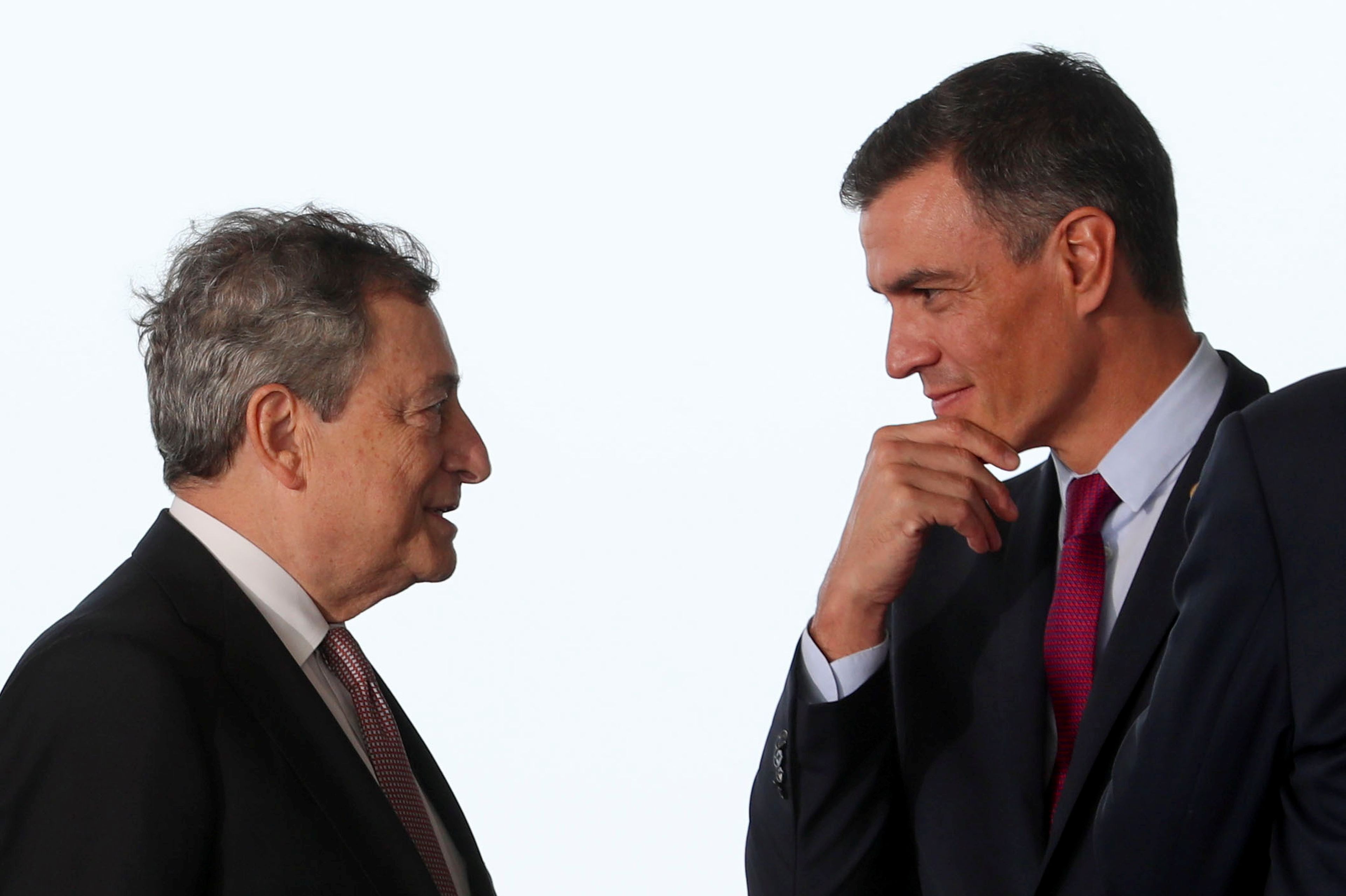 El ex primer ministro italiano, Mario Draghi, y el presidente de Gobierno, Pedro Sánchez