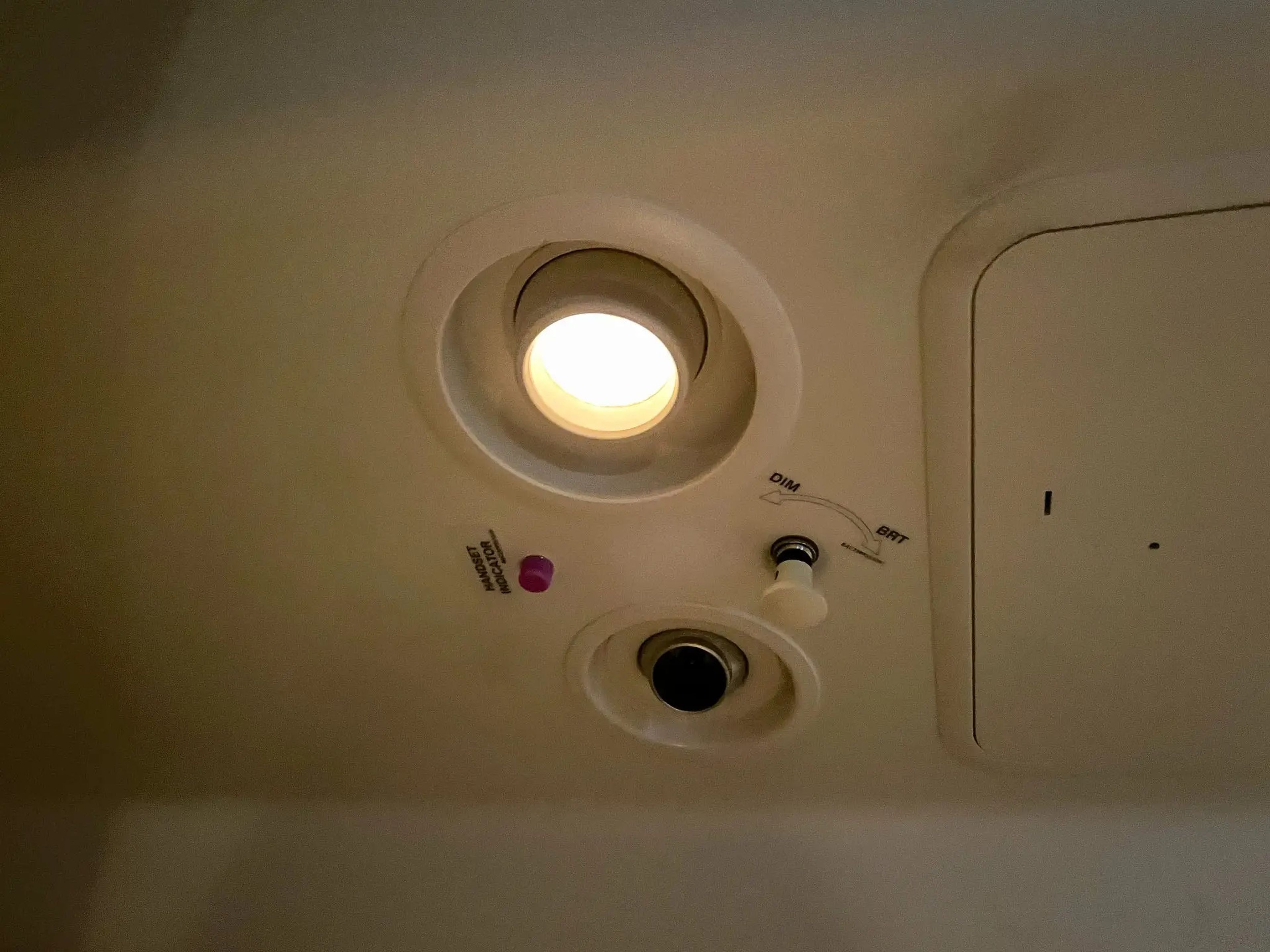Los auxiliares de vuelo pueden controlar la luz y el flujo de aire desde su cama.