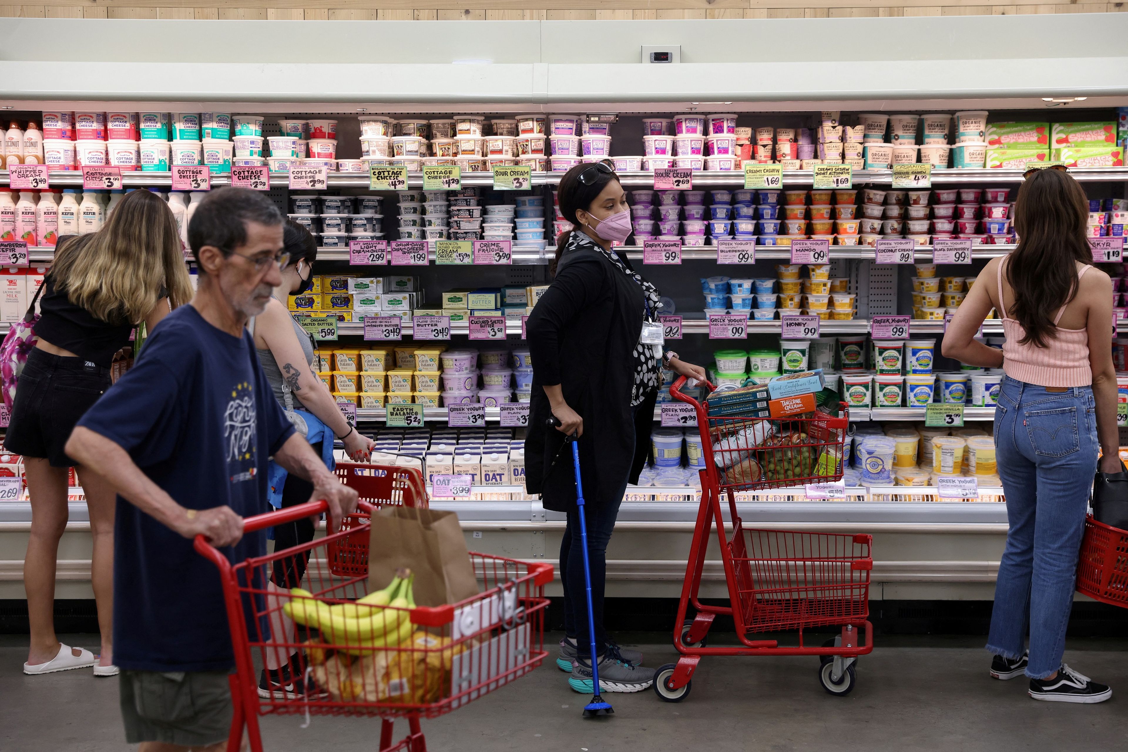 Gente comprando en el supermercado a pesar de la inflación.