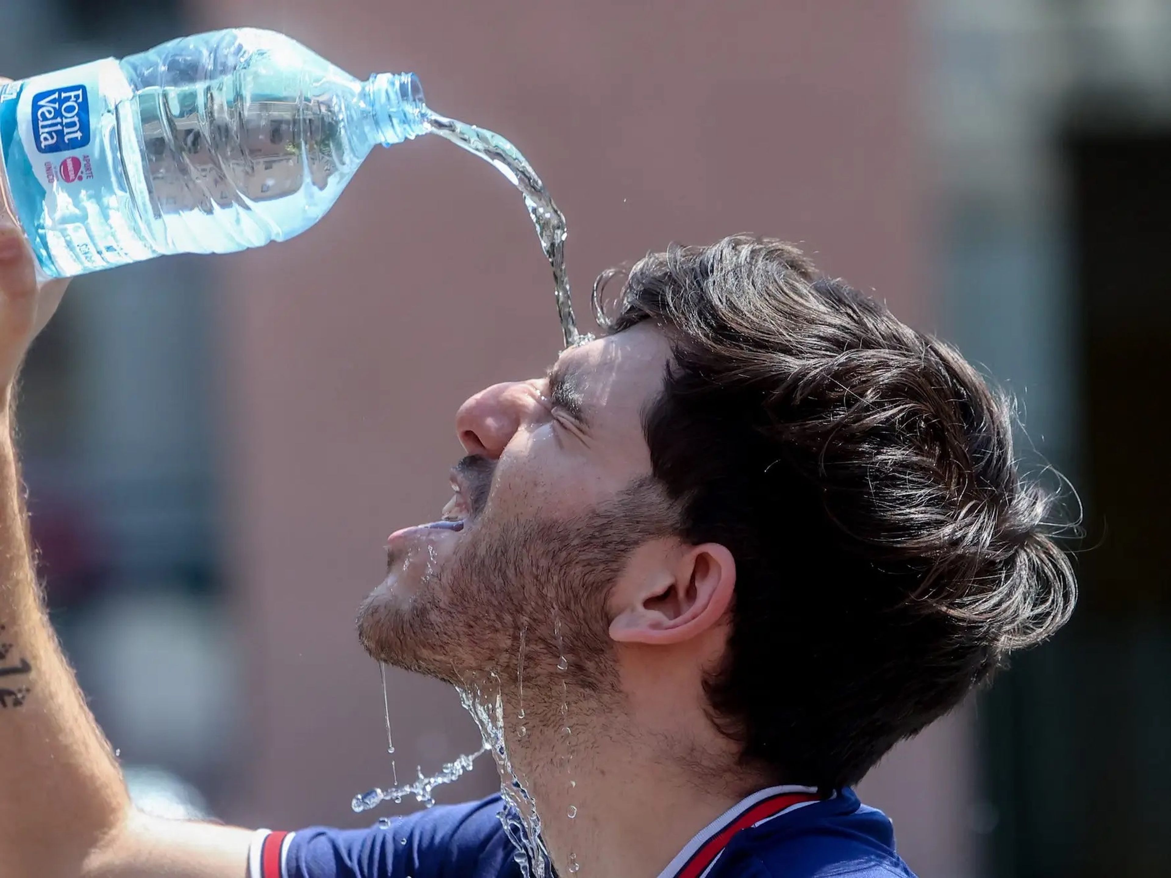 Un hombre se refresca durante la ola de calor en Madrid, España, el 12 de julio de 2022.