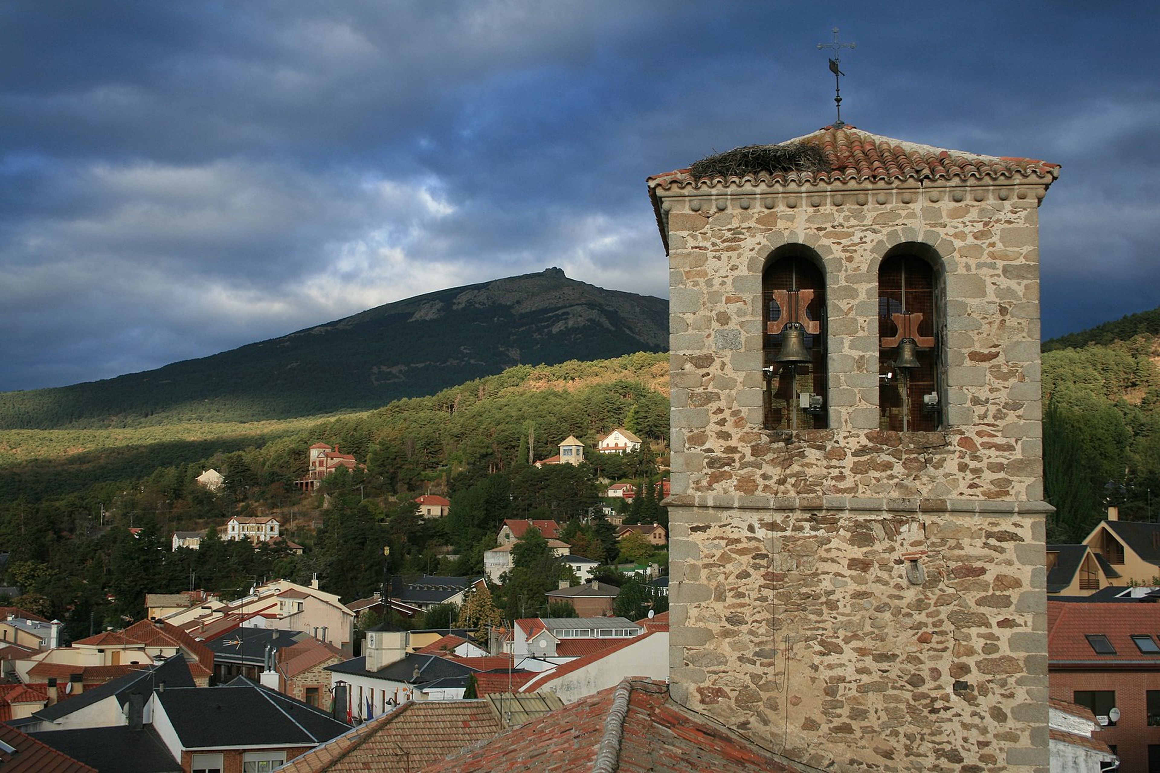 Iglesia de Miraflores de la Sierra con el pico de La Najarra al fondo.