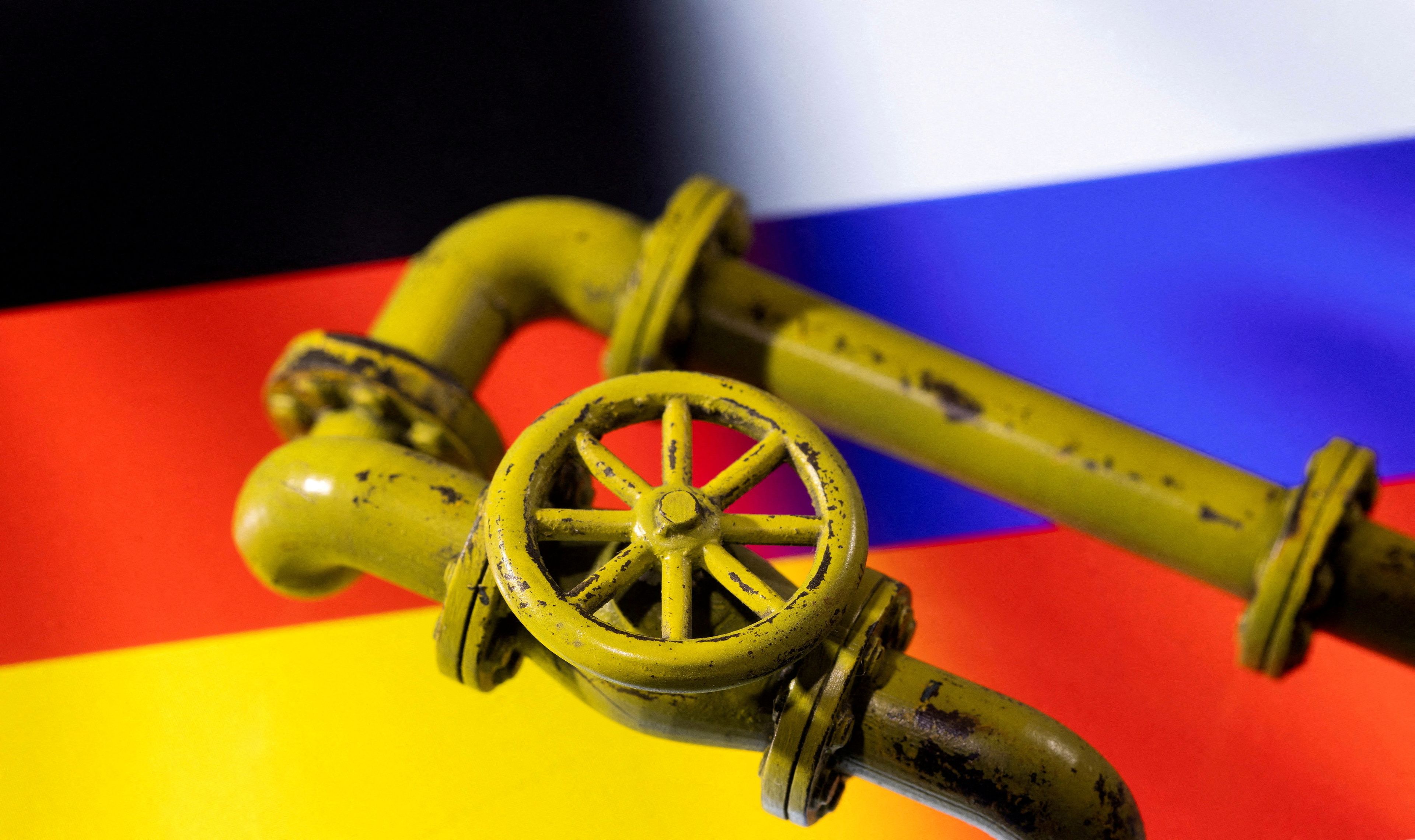 Ilustración con una tubería de gas y las banderas de Rusia y Alemania.