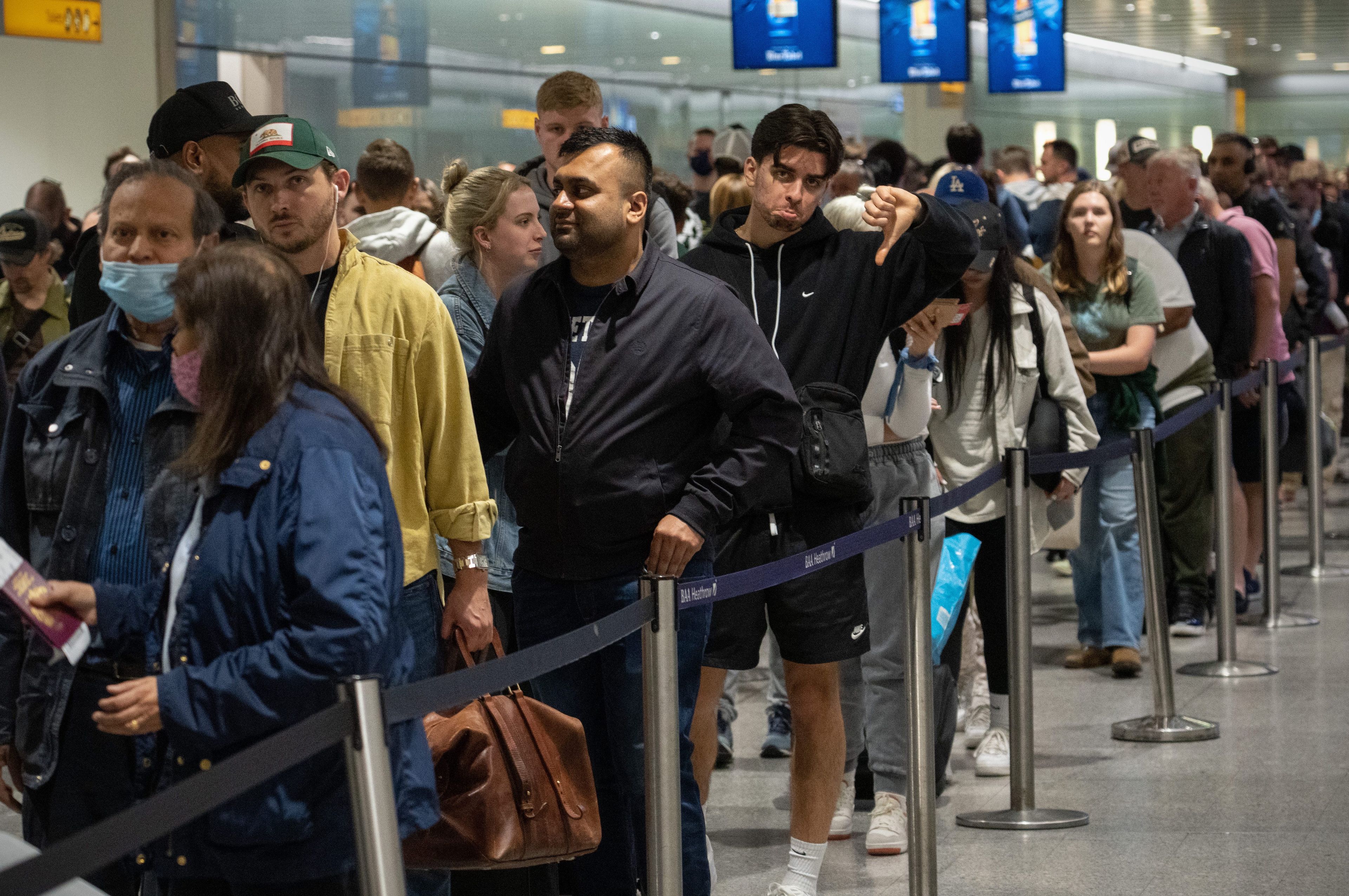 Largas colas en el aeropuerto de Heathrow debido a los retrasos y las cancelaciones. Carl Court/Getty Images