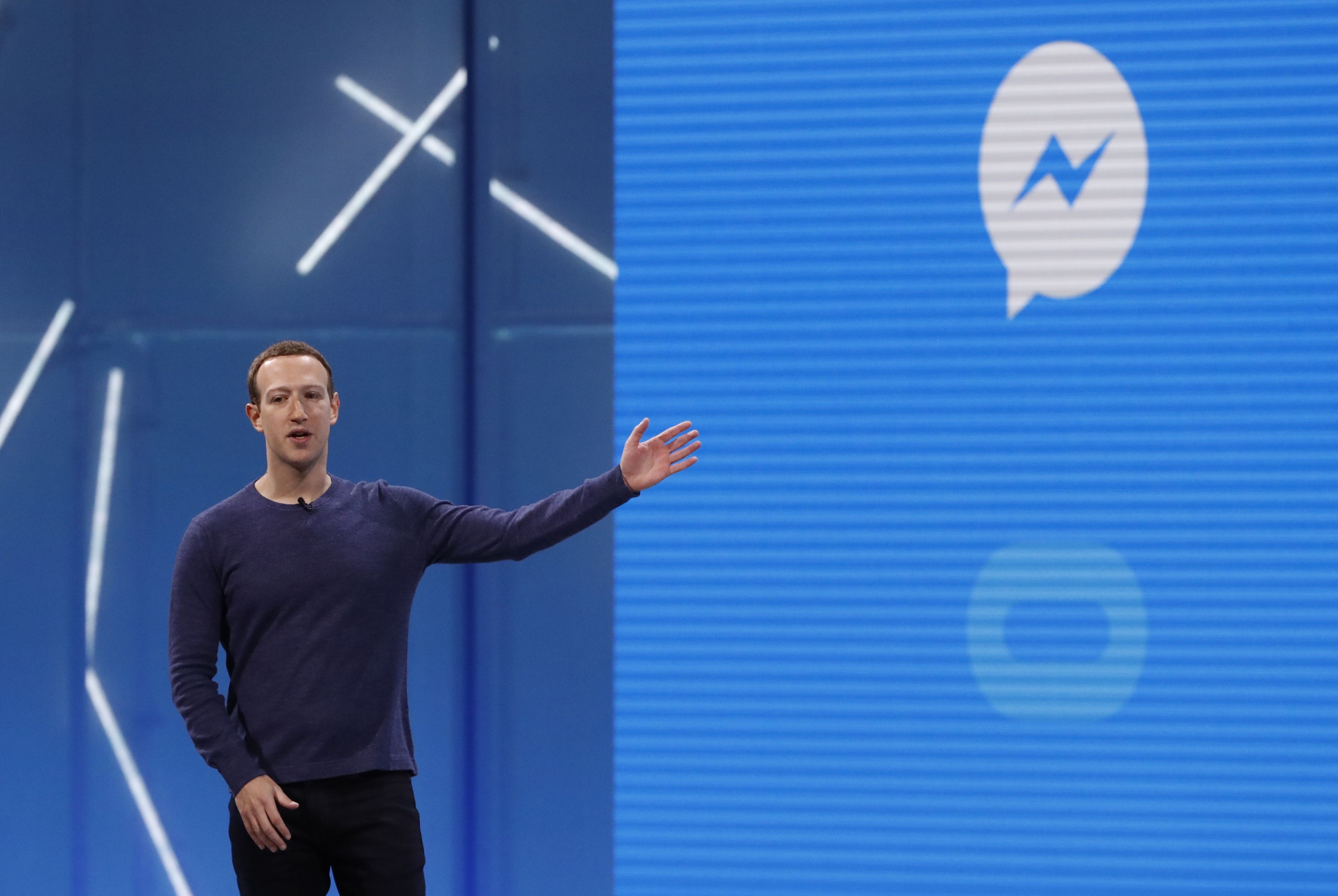Mark Zuckerberg, en el evento de desarrolladores F8 2018, frente al logo de Messenger