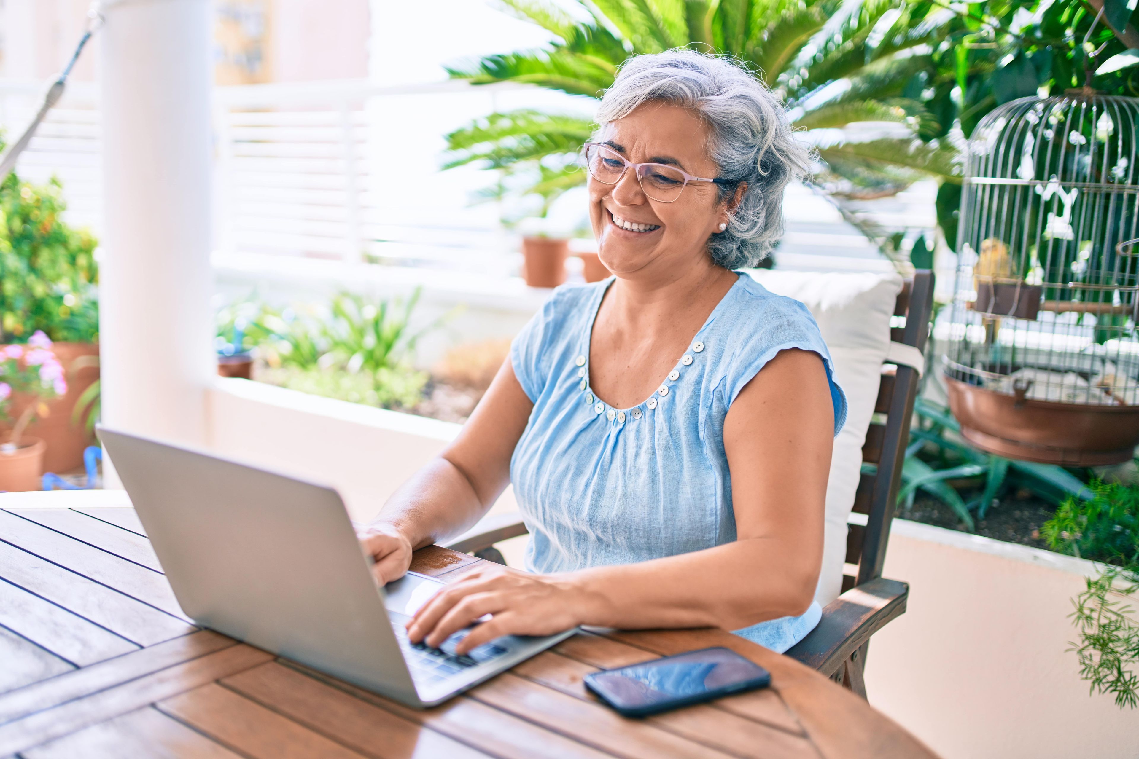 Una mujer mayor con un ordenador
