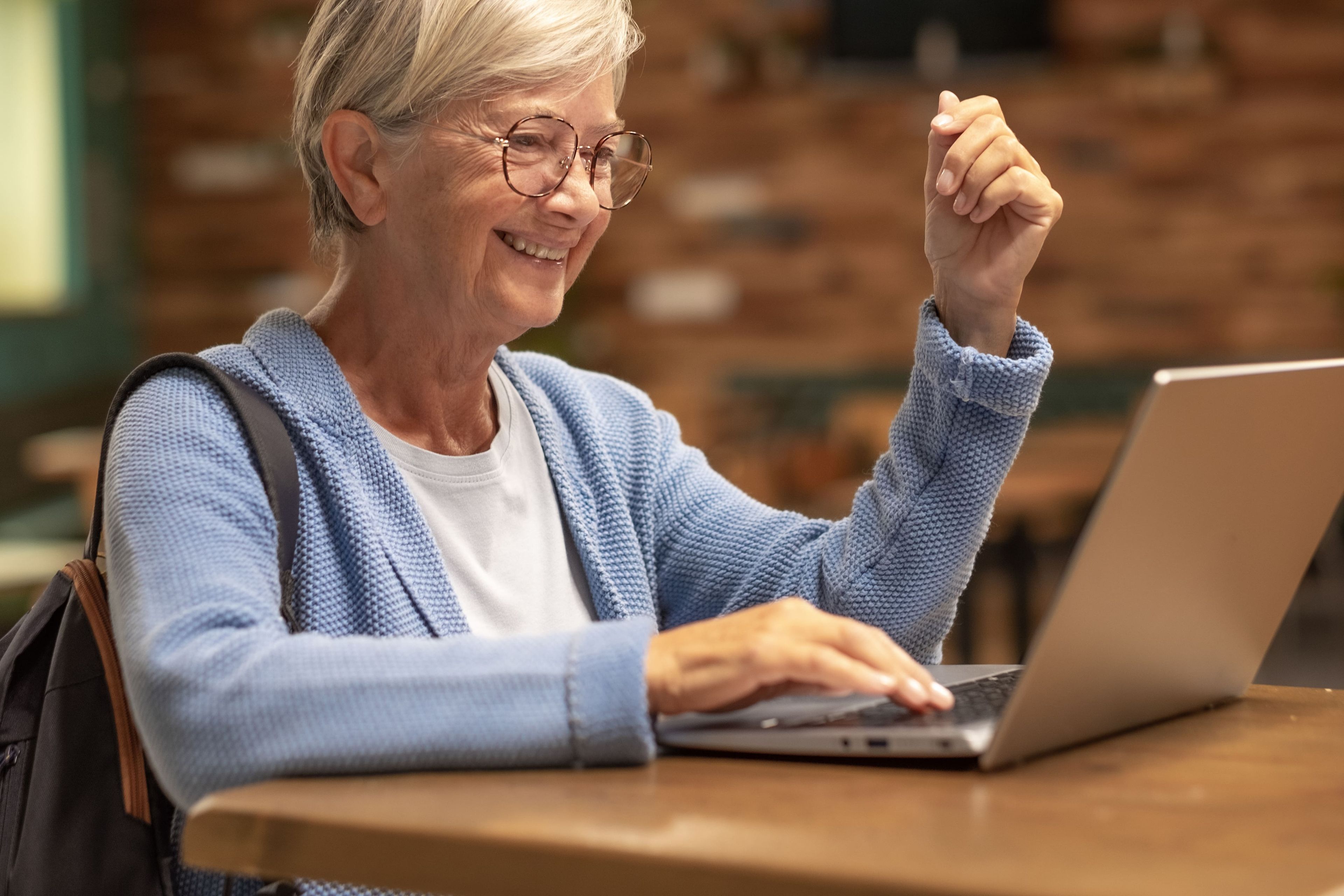 Una mujer mayor utilizando el ordenador