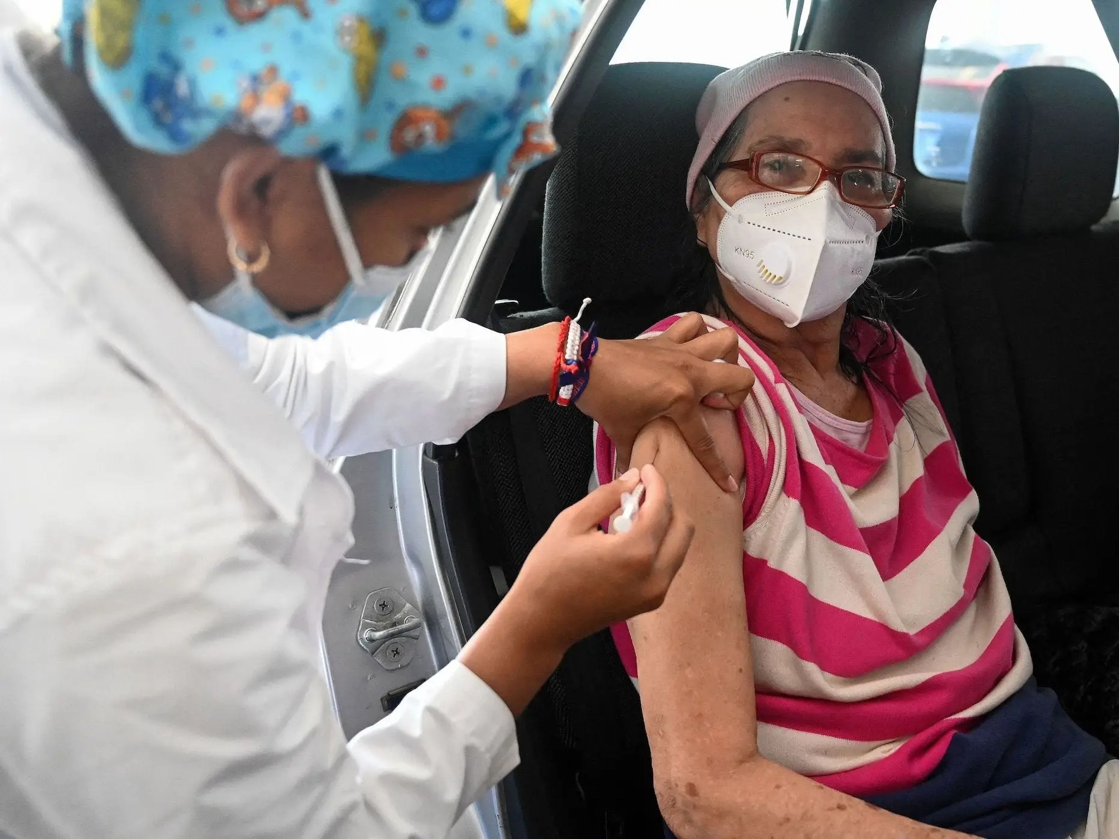 Una mujer recibe una dosis de la vacuna contra el COVID-19.
