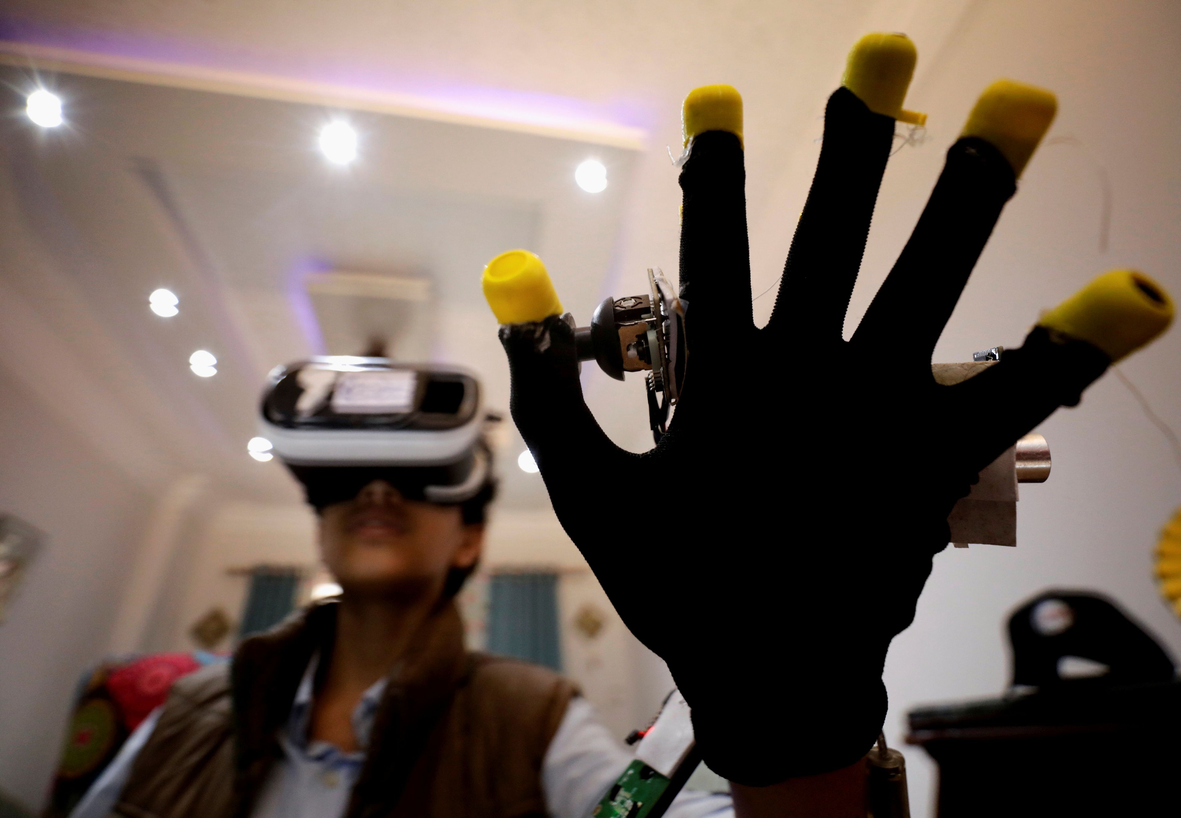 Omar Wael, desarrollador de 13 años, usa un dispositivo de realidad virtual en su casa de Alejandría, Egipto.