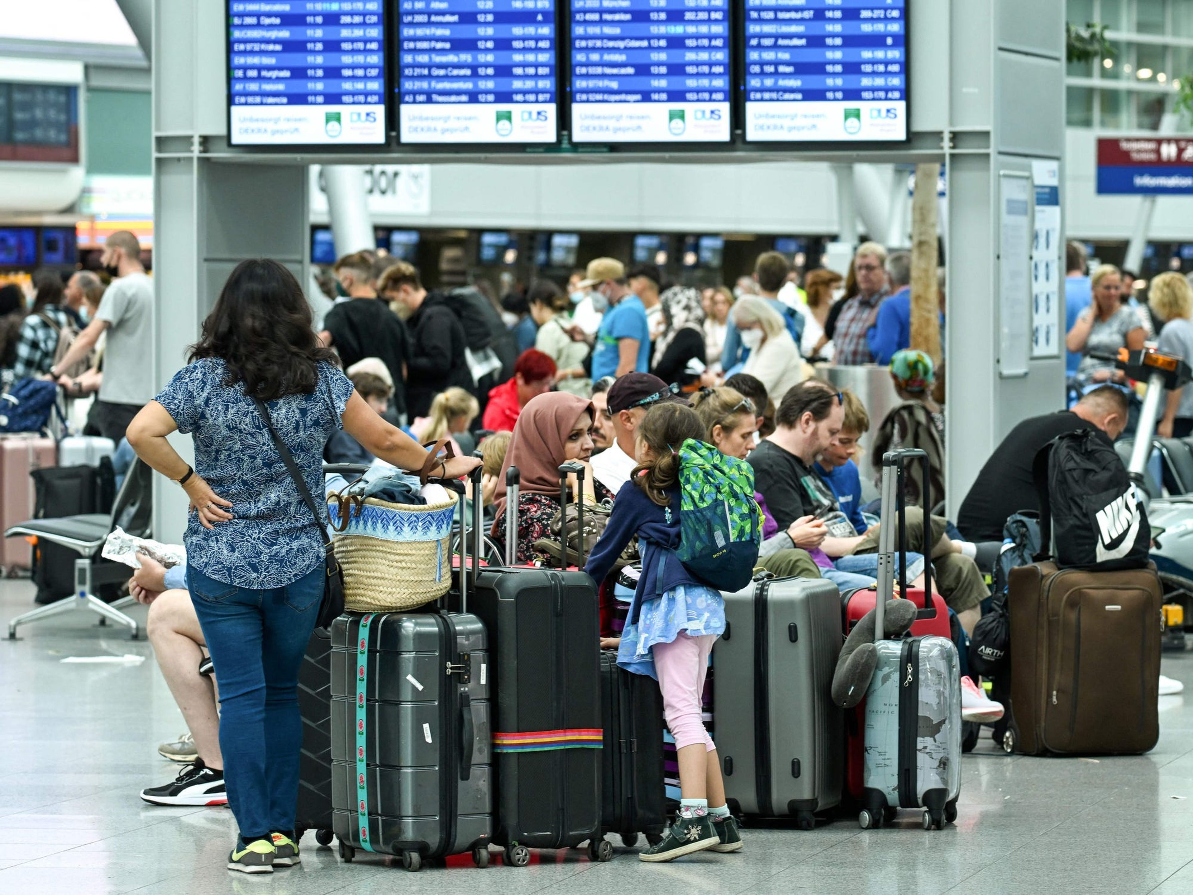 Los pasajeros han tenido que hacer largas colas en el aeropuerto de Düsseldorf.