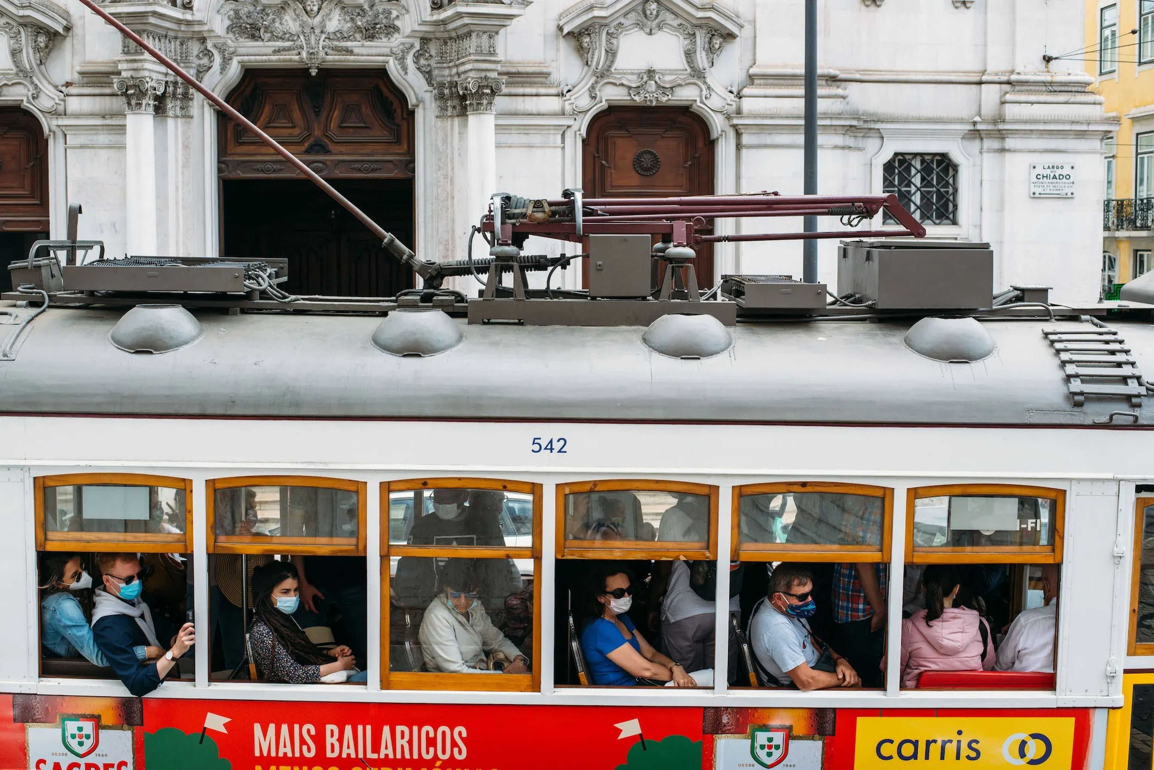 Pasajeros de un tranvía en Lisboa, Portugal, con mascarillas el 3 de junio de 2022.