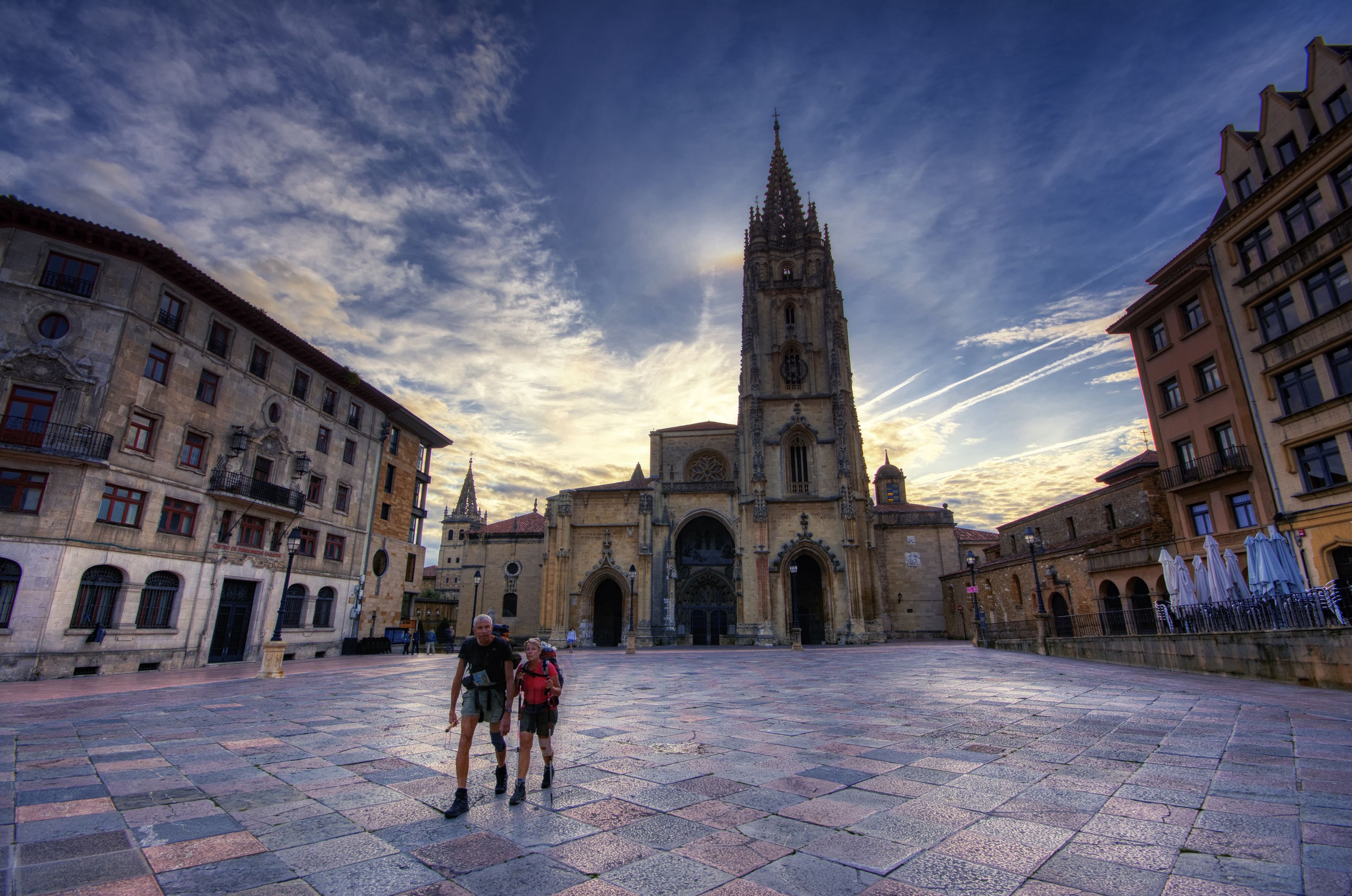 Dos peregrinos inician la peregrinación a Santiago de Compostela por el Camino Primitivo desde la Catedral de Oviedo.