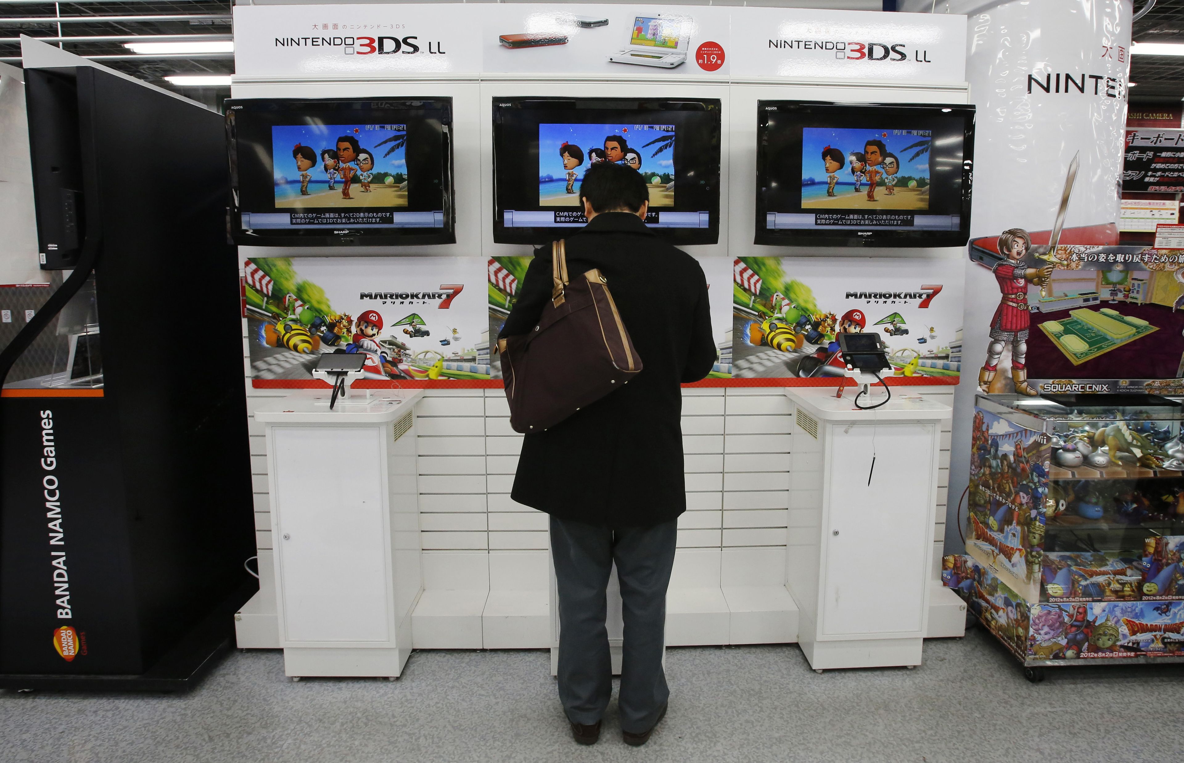 Una persona en un stand de Nintendo 3DS