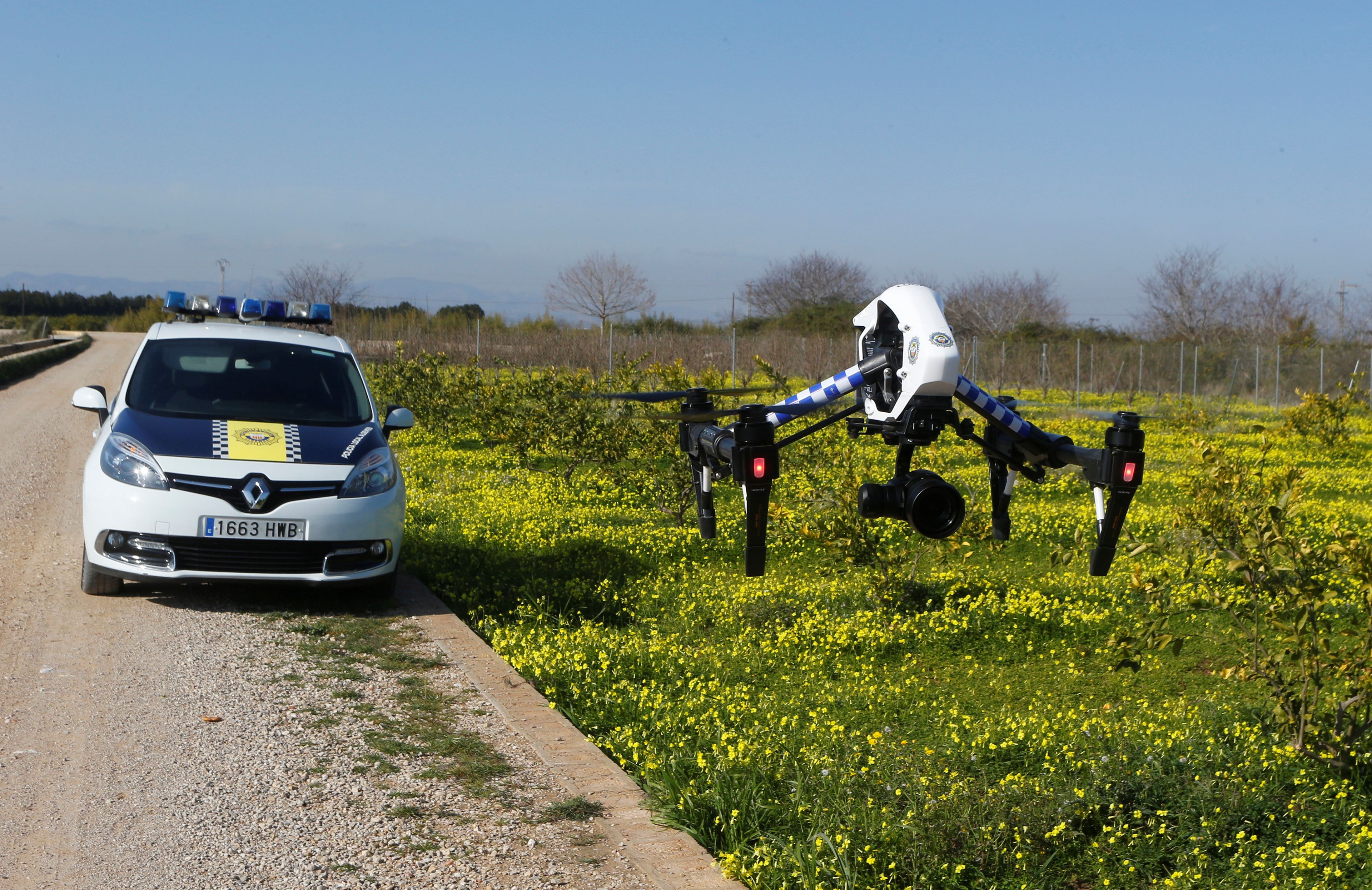 Policías usando un dron