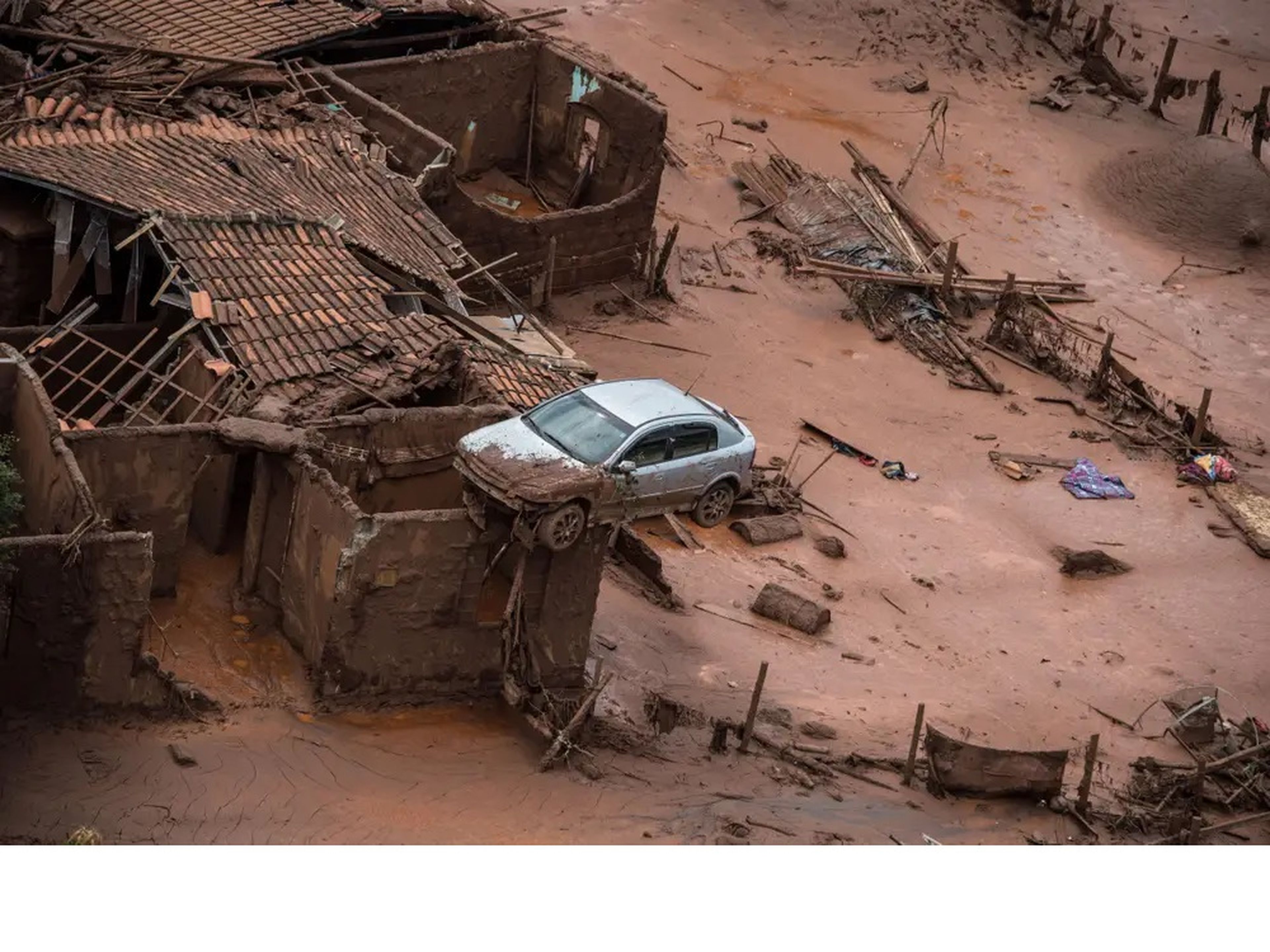 Una presa estalló en un vertedero de desechos mineros en Brasil en 2015, desatando un diluvio de lodo espeso, rojo y tóxico que asfixió a toda una aldea.