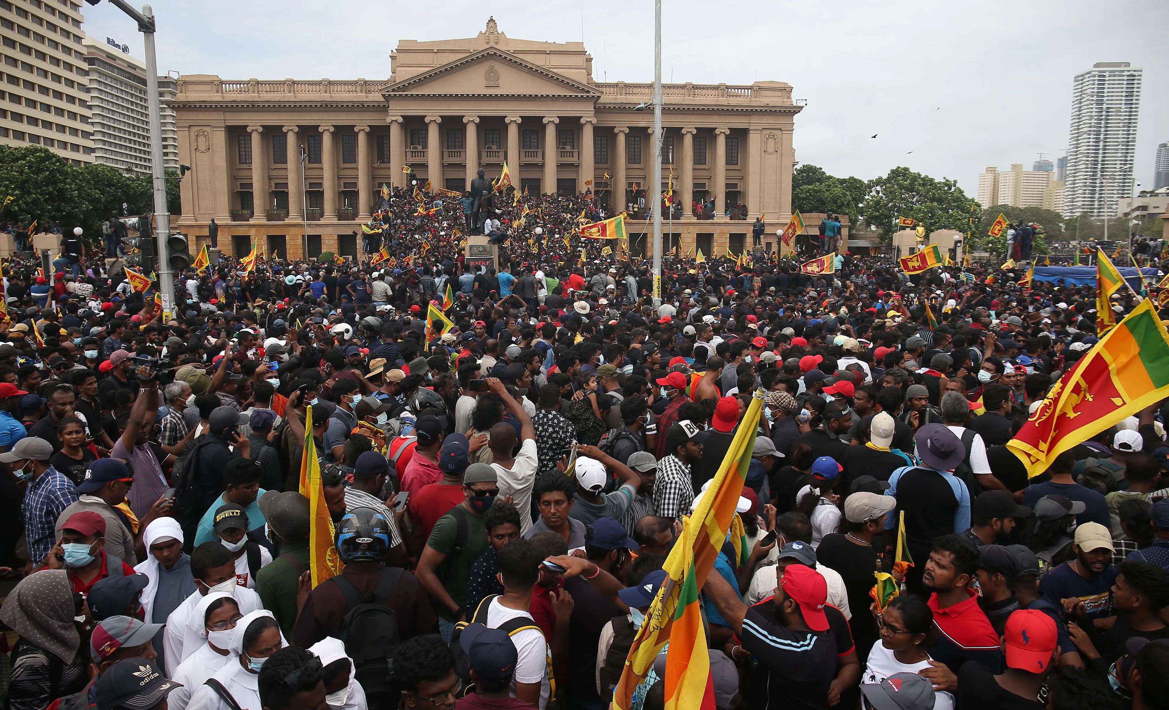 El gobierno de Sri Lanka se derrumbó y su presidente fue destituido en julio, cuando la gente se echó a la calle para manifestarse contra la escasez de alimentos, combustible y medicinas.