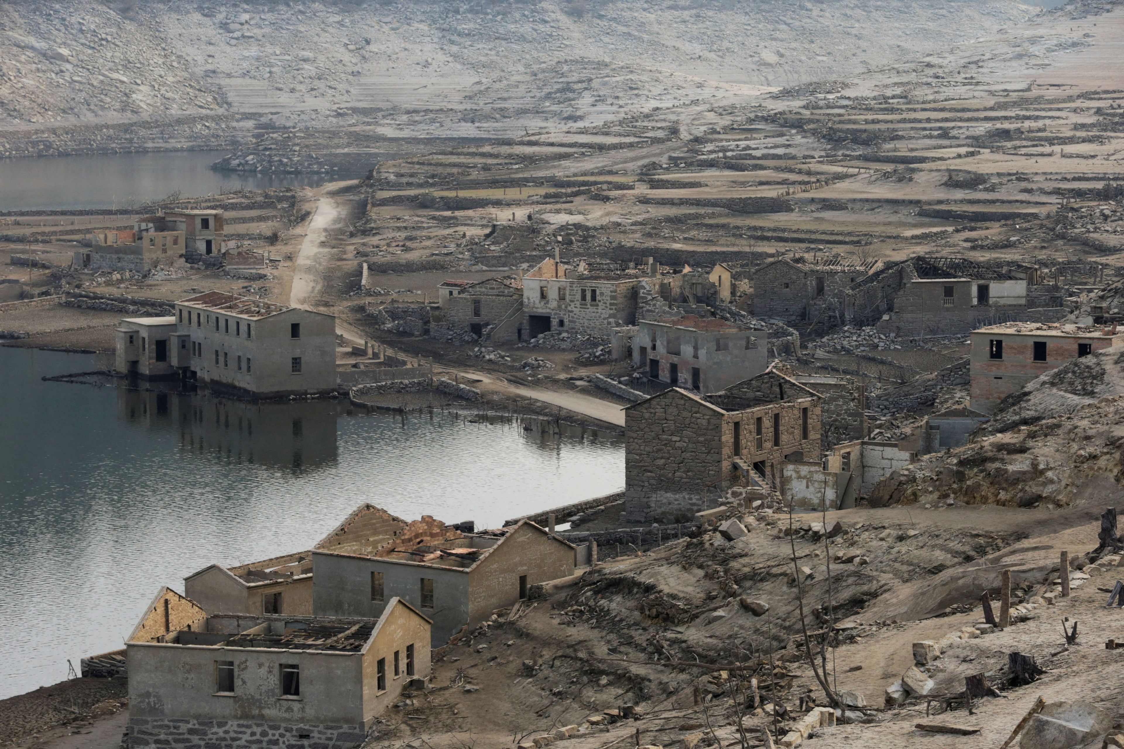 Antiguo pueblo de Aceredo emergiendo de la sequía en 2022 tras haber sido sumergido por el río Limia en la década de 1990 por la construcción de la represa en Concello de Lobios.