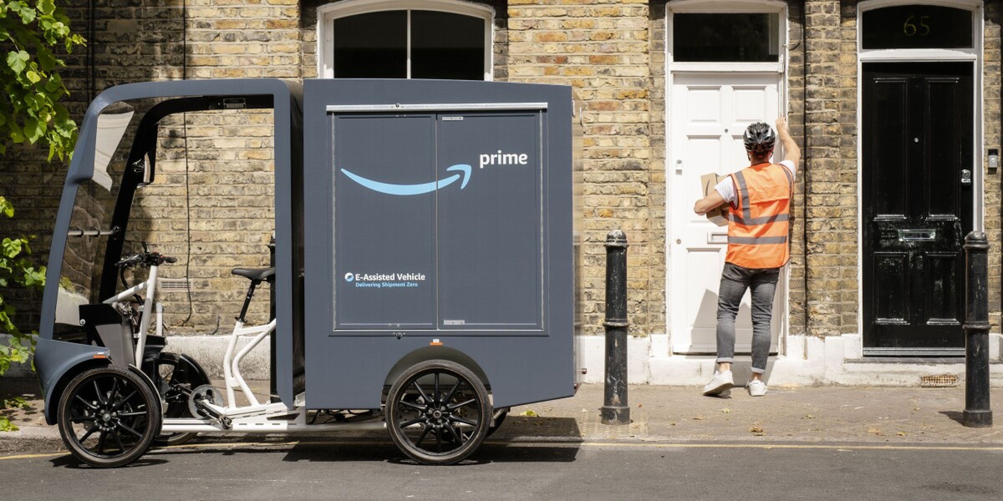 Repartidor de Amazon en Londres con las nuevas bicicletas eléctricas