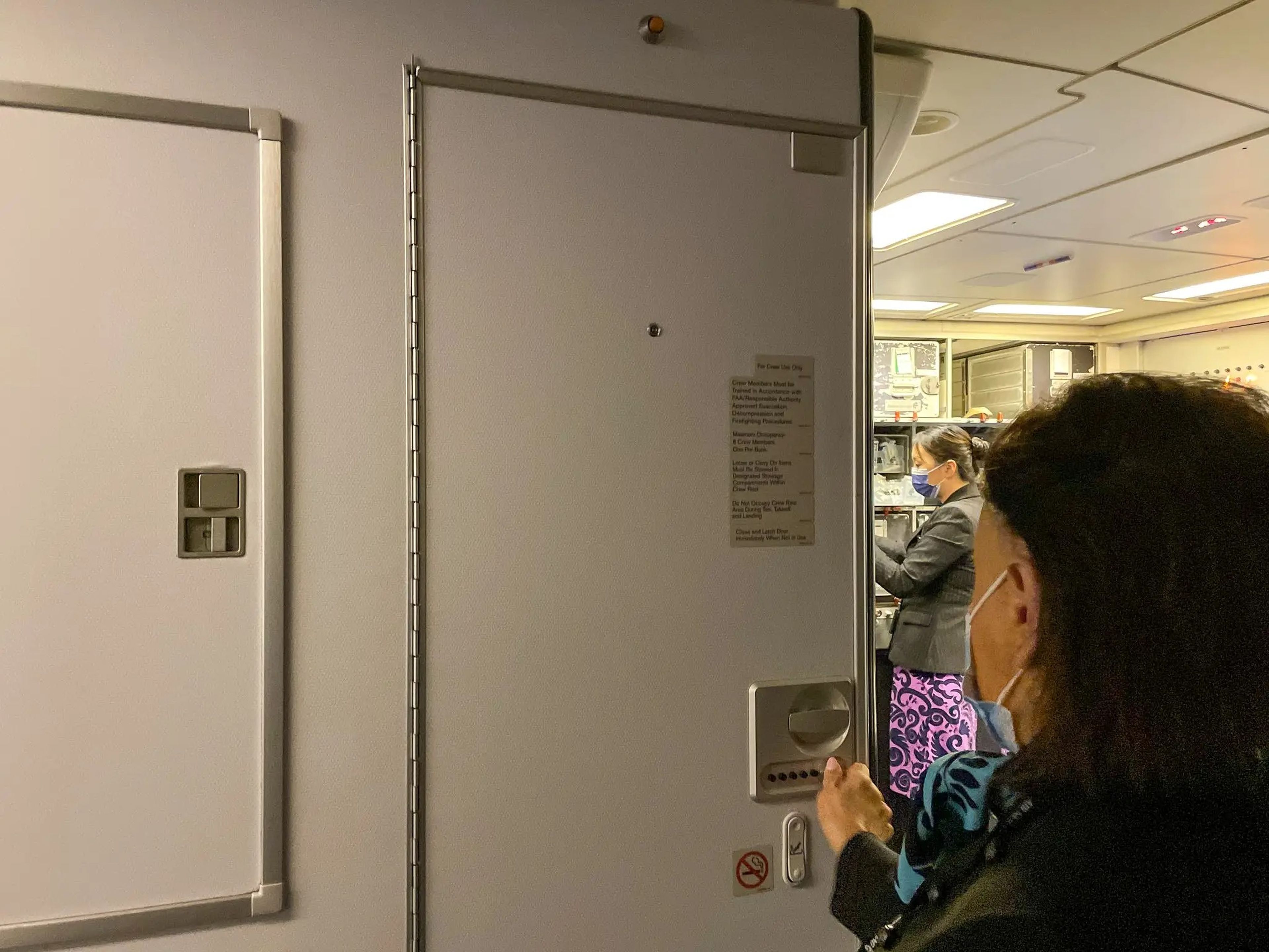 Sarita Rami abre la puerta de las habitaciones secretas del avión para los auxiliares de vuelo.