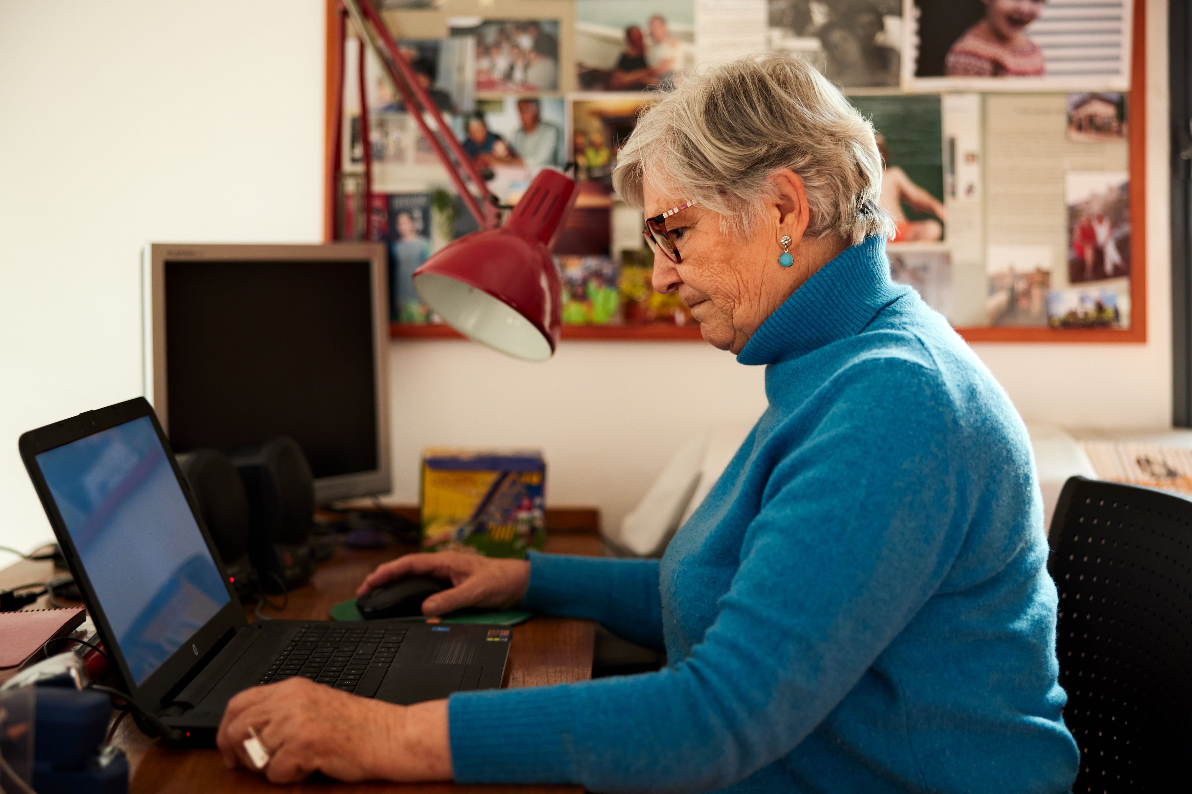 Una señora mayor con un ordenador