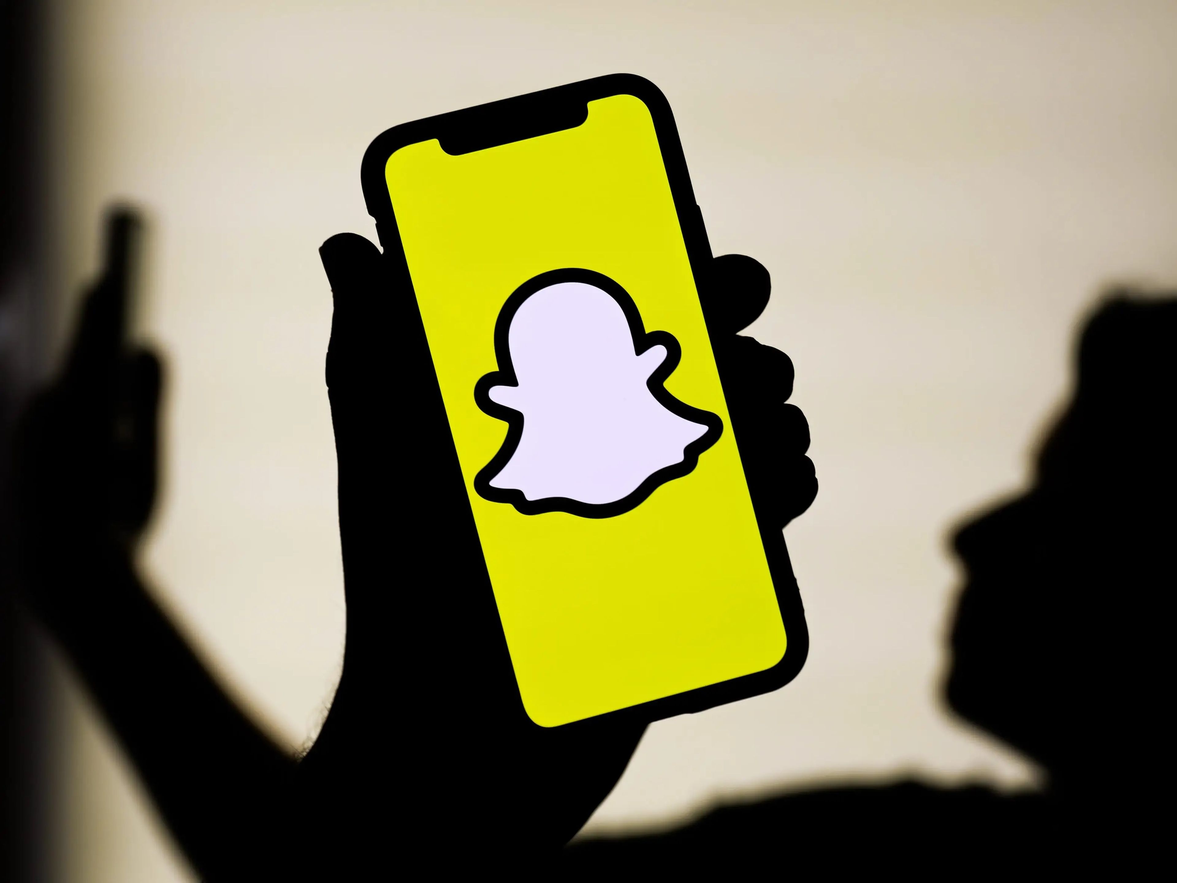 Snapchat anunció el lunes que planea introducir anuncios en la mitad de las historias públicas de algunos Snap Stars.