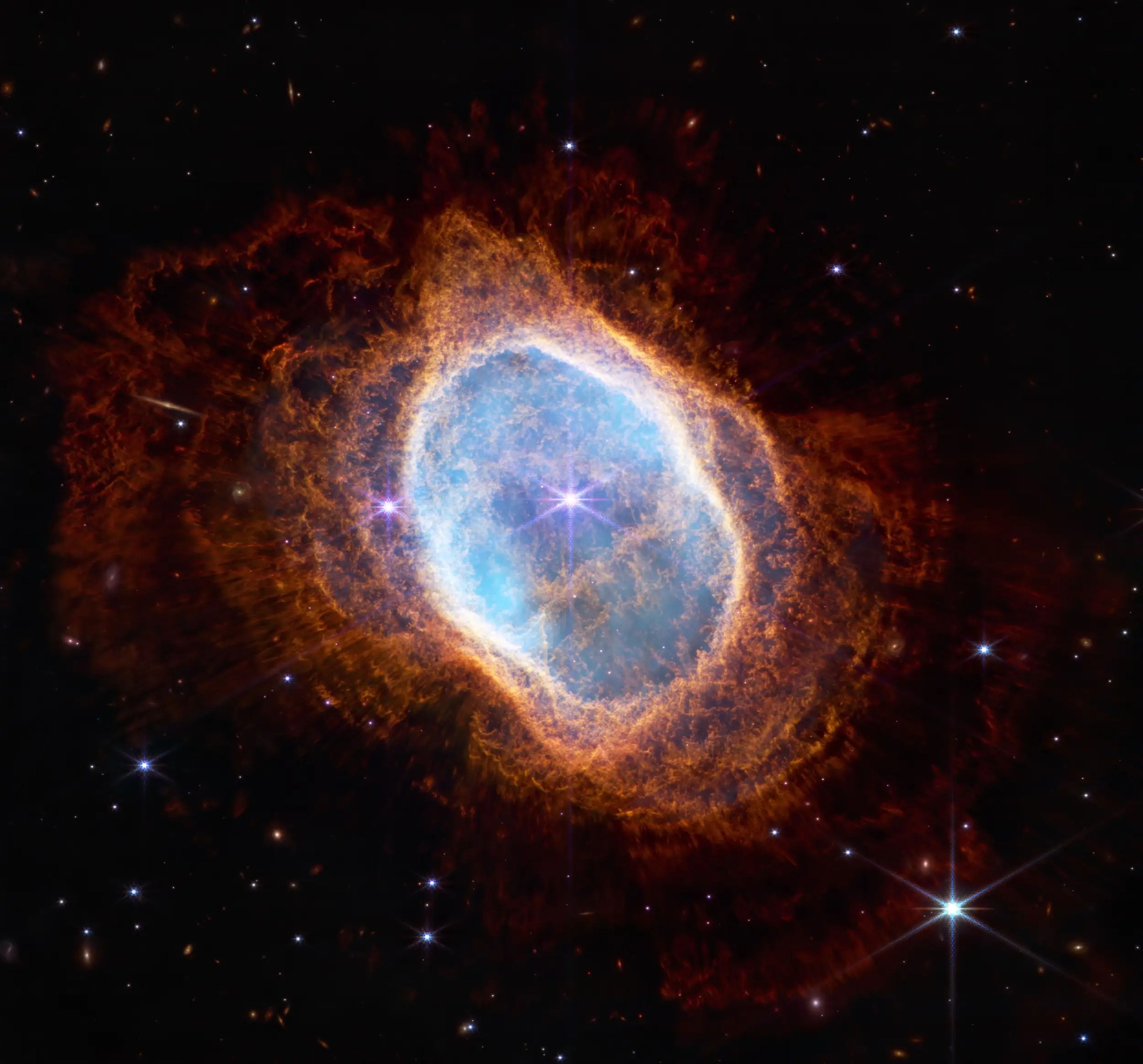 La Nebulosa del Anillo Sur, capturada por JWST en luz infrarroja cercana.