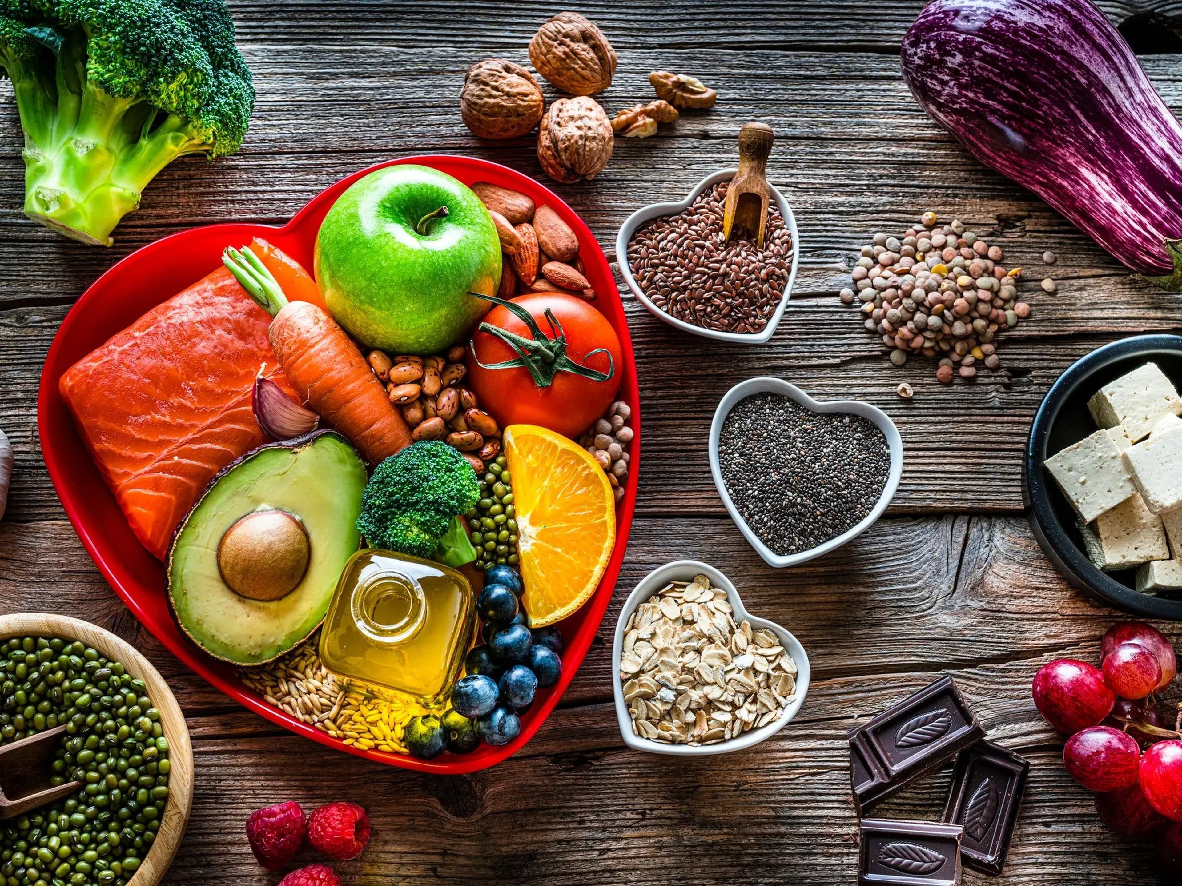 Comer muchas verduras y grasas saludables puede reducir el colesterol, el azúcar en sangre y la presión arterial.