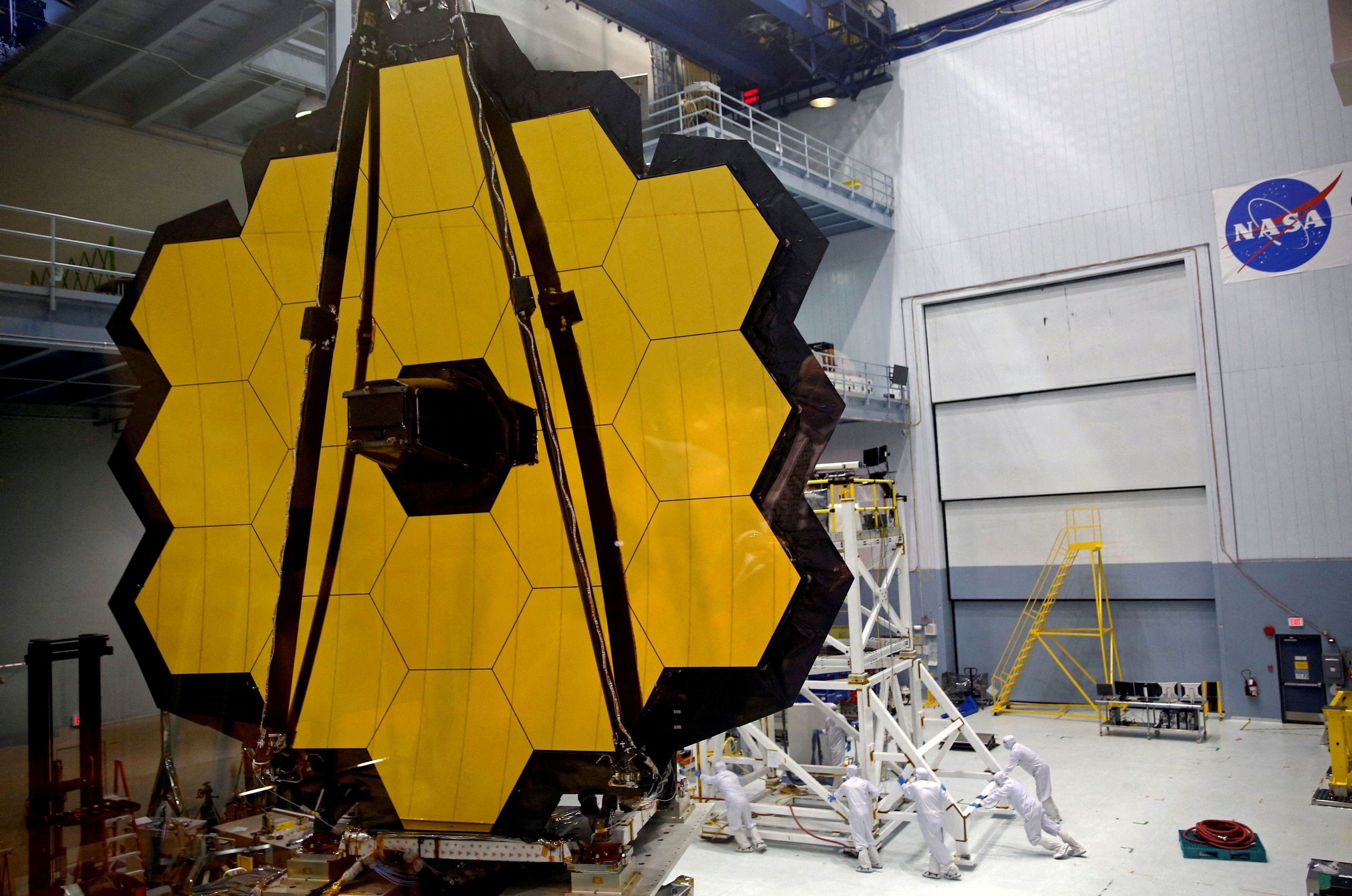 Imagen del espejo del telescopio espacial James Webb de la NASA.
