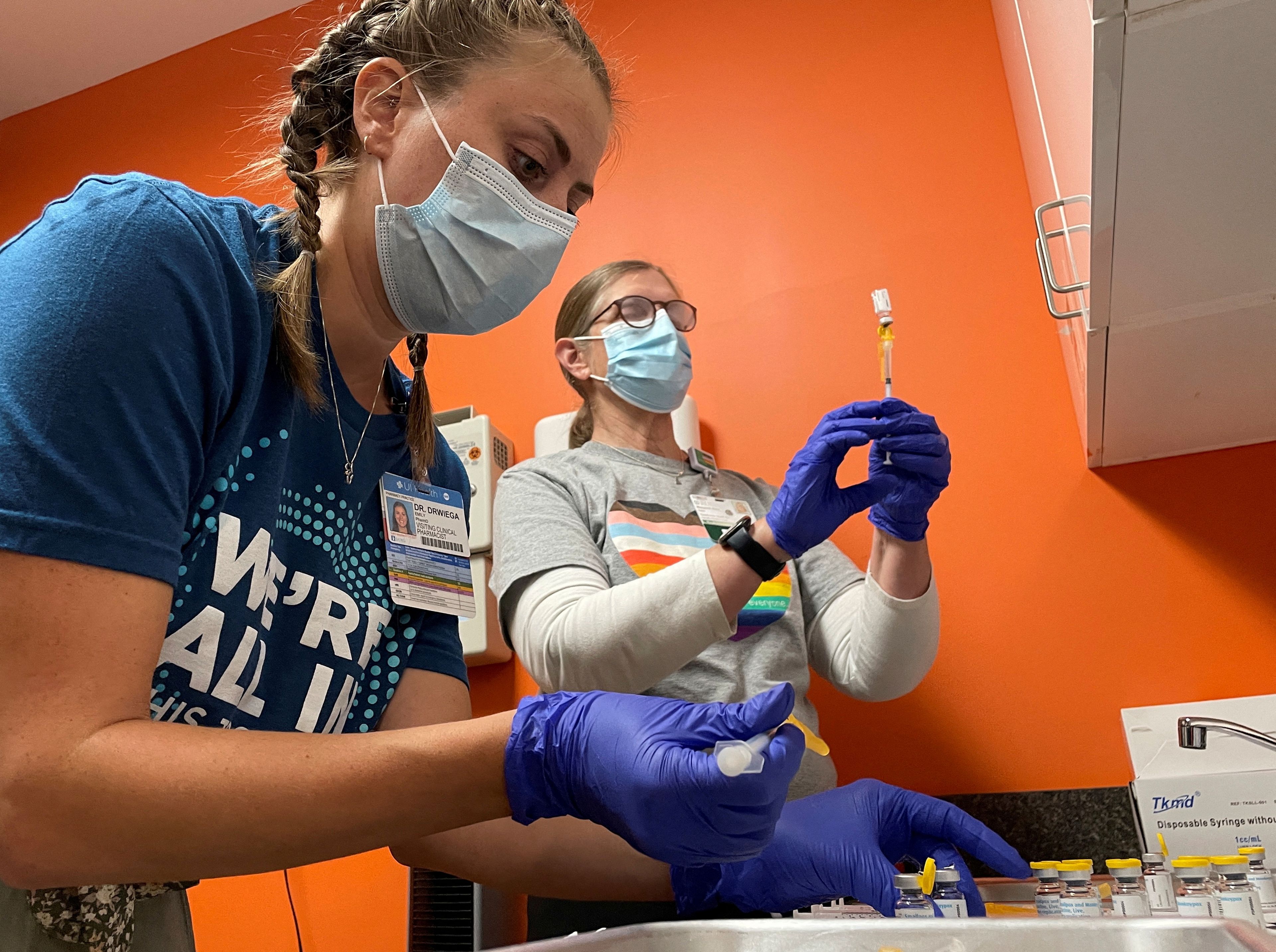 Trabajadoras sanitarias preparan vacunas contra la viruela del mono en EEUU