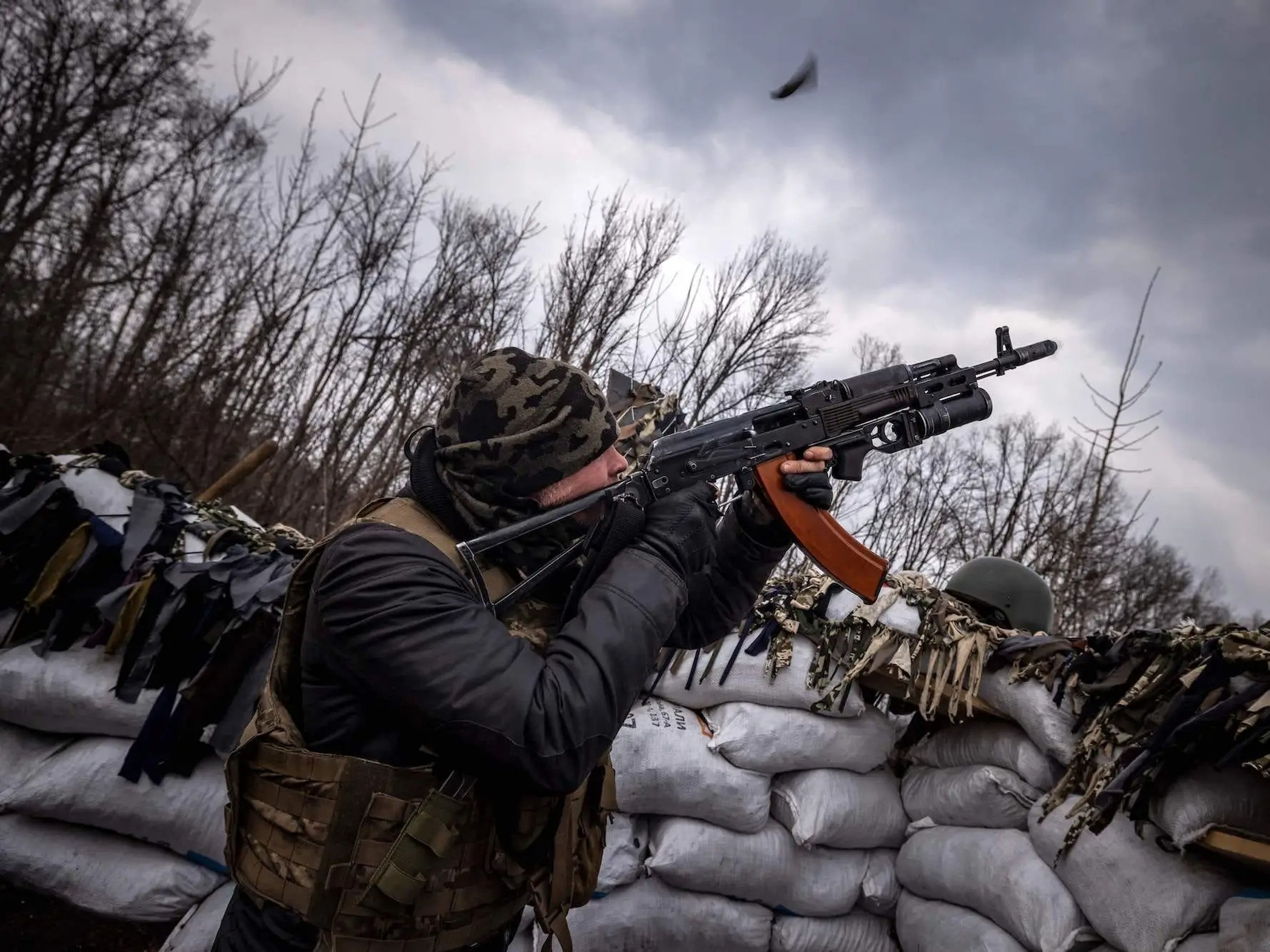 Un voluntario ucraniano dispara a un dron ruso con un rifle de asalto en la línea fronteriza de Járkov el pasado 31 de marzo.