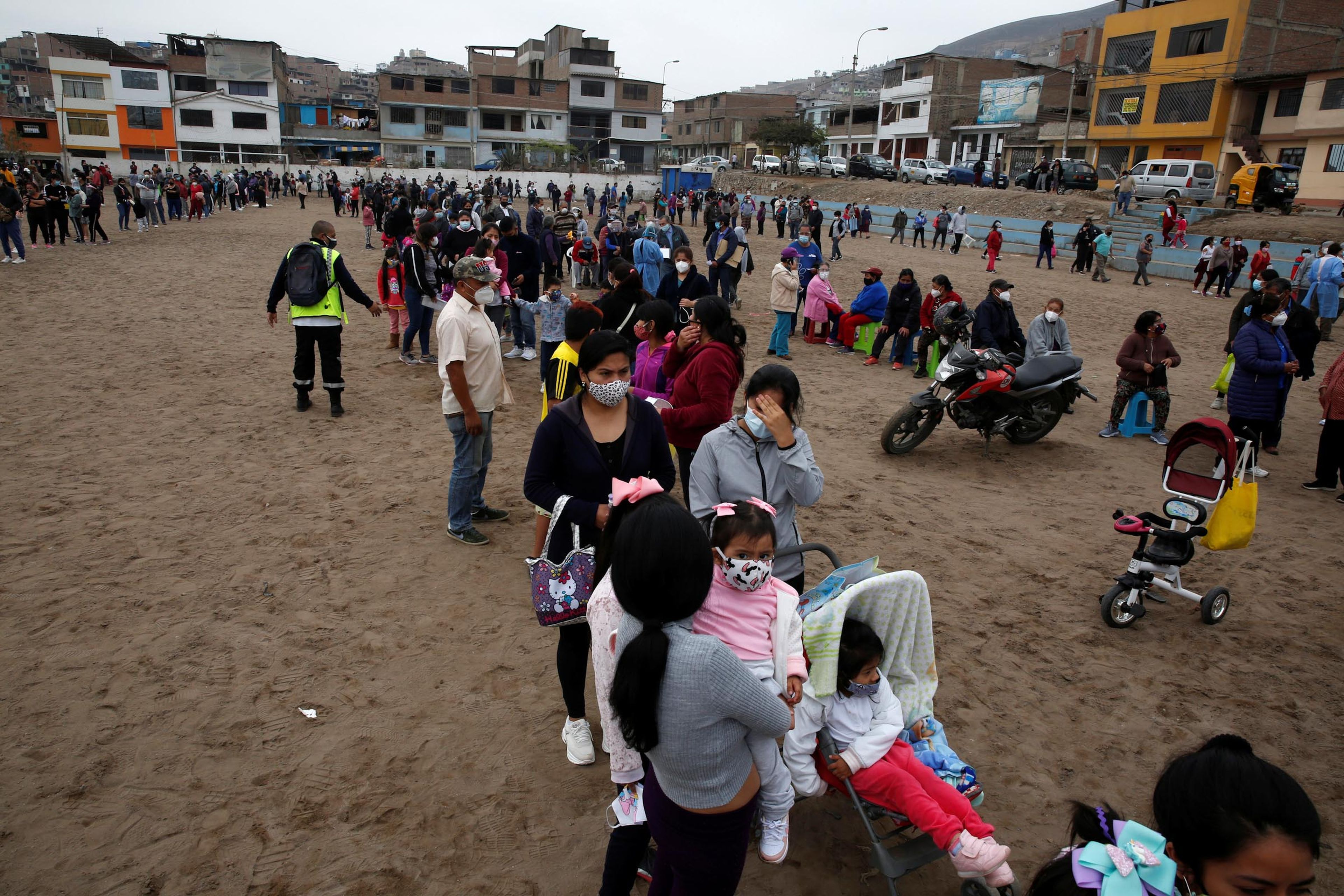 Vacunación en Perú: adultos y niños hacen cola