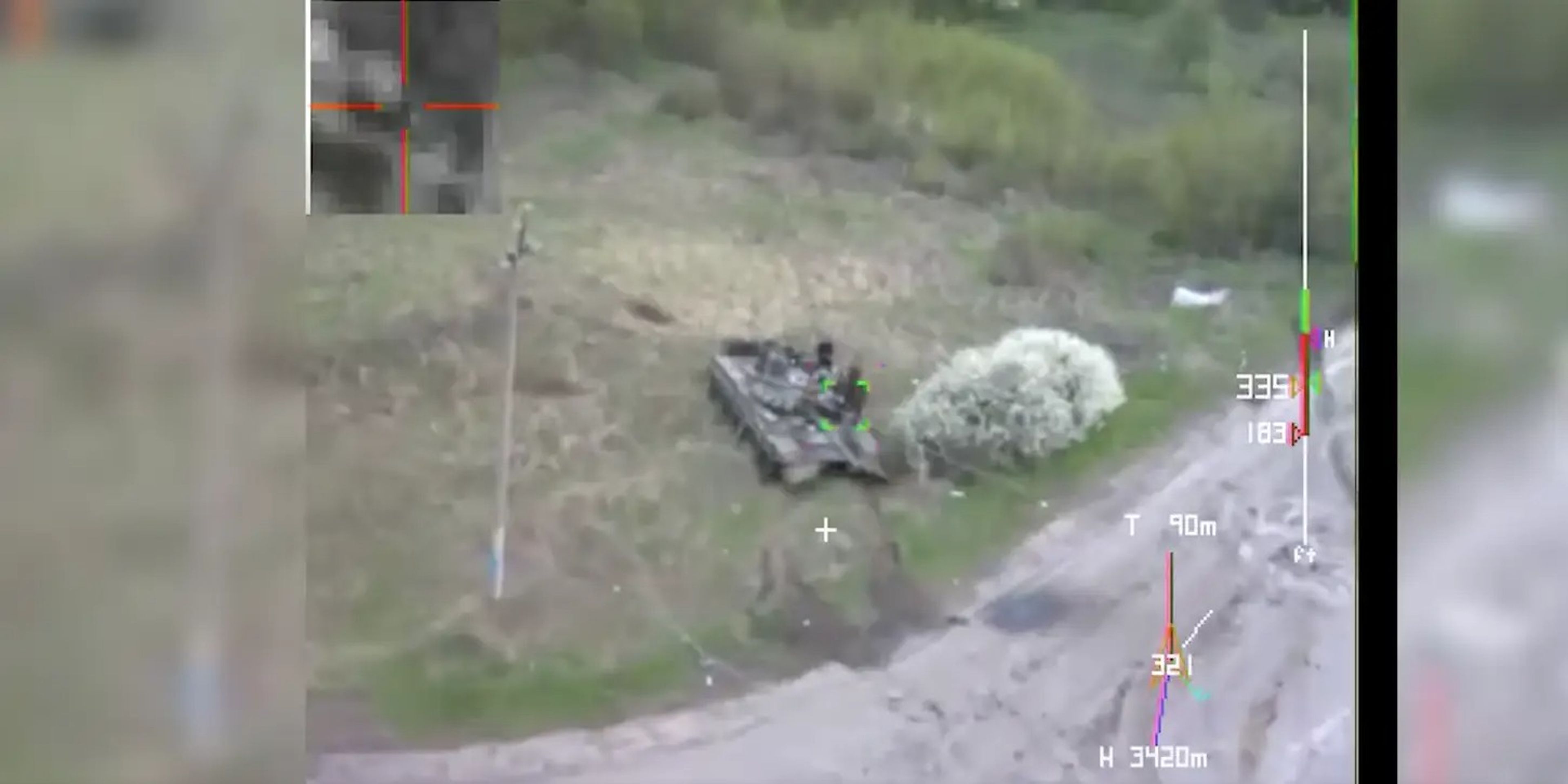 Un dron kamikaze ataca un tanque ruso.