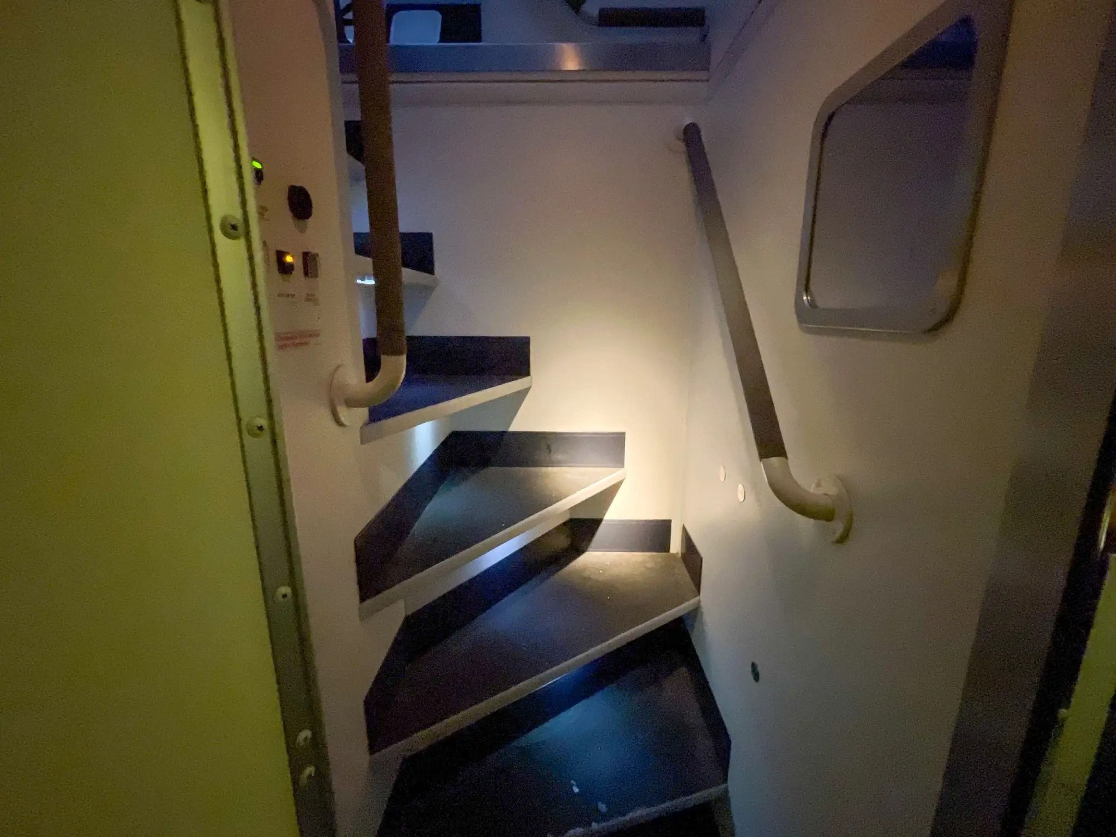 Una vista de las escaleras que los auxiliares de vuelo toman para llegar a sus camas.
