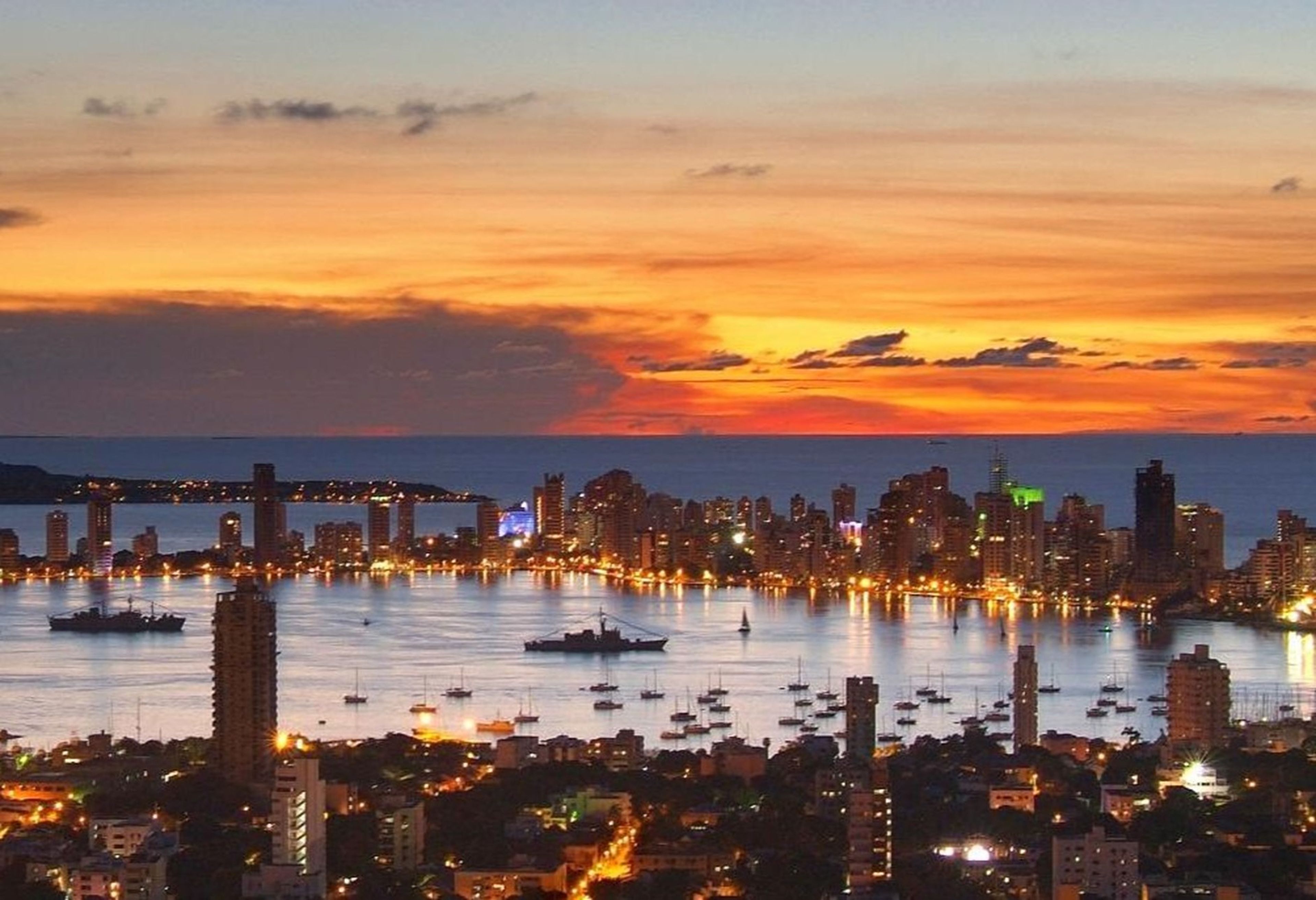 Vista de la costa de Cartagena de Indias al atardecer.