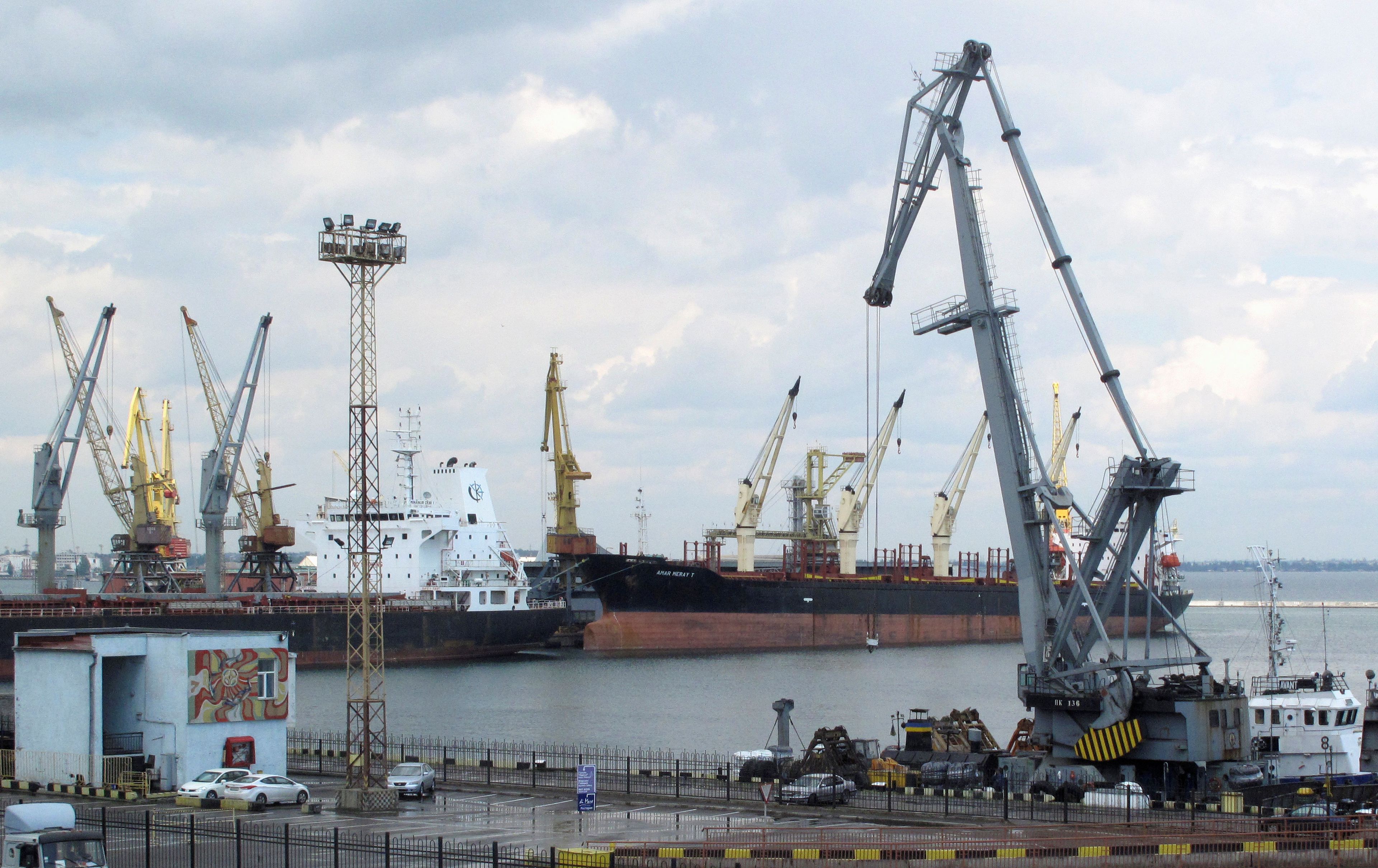 Vista general del puerto comercial de Odessa, Ucrania