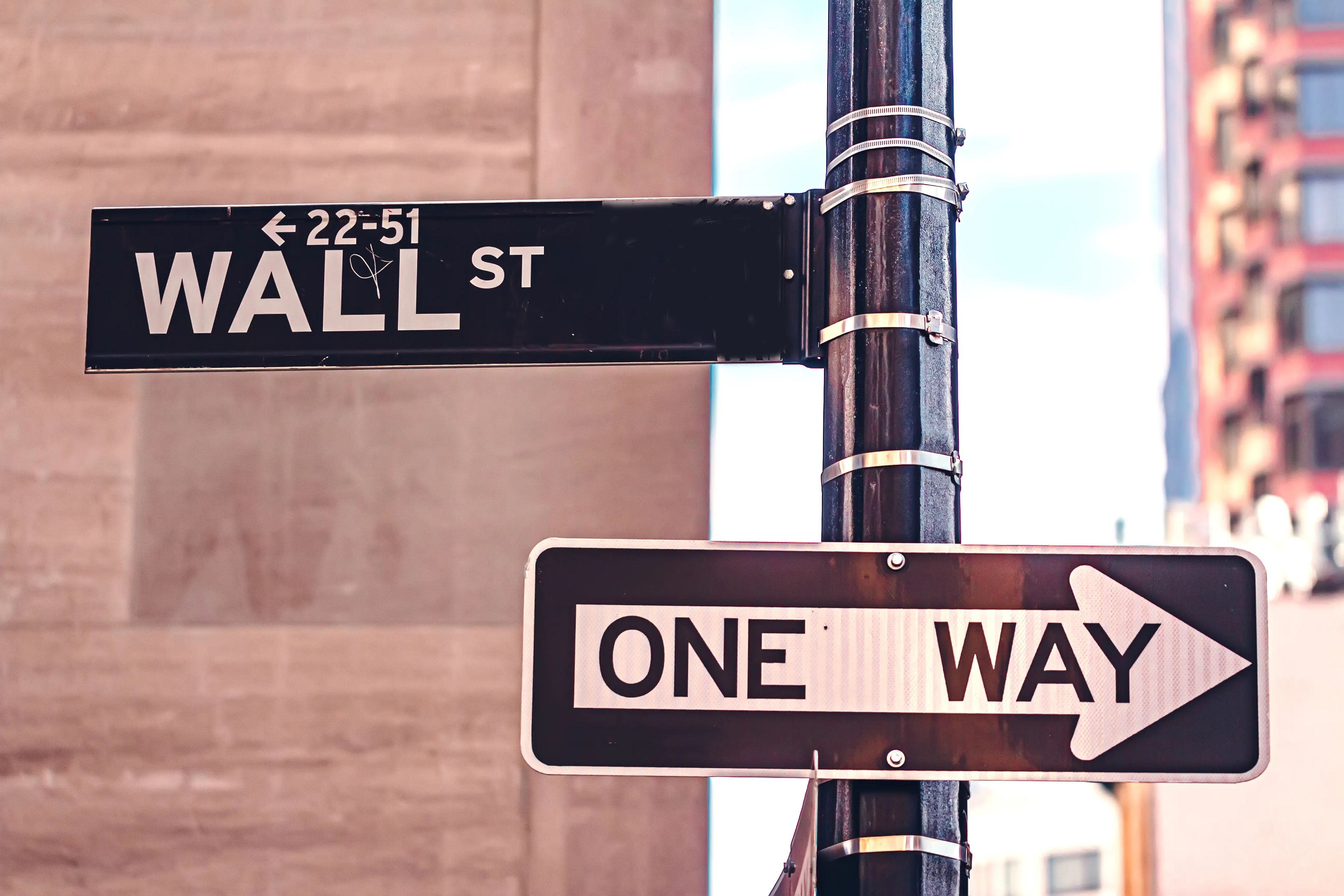 Algunas empresas de Wall Street apuestan por una recesión, mientras que otras insisten en que la economía es demasiado fuerte.