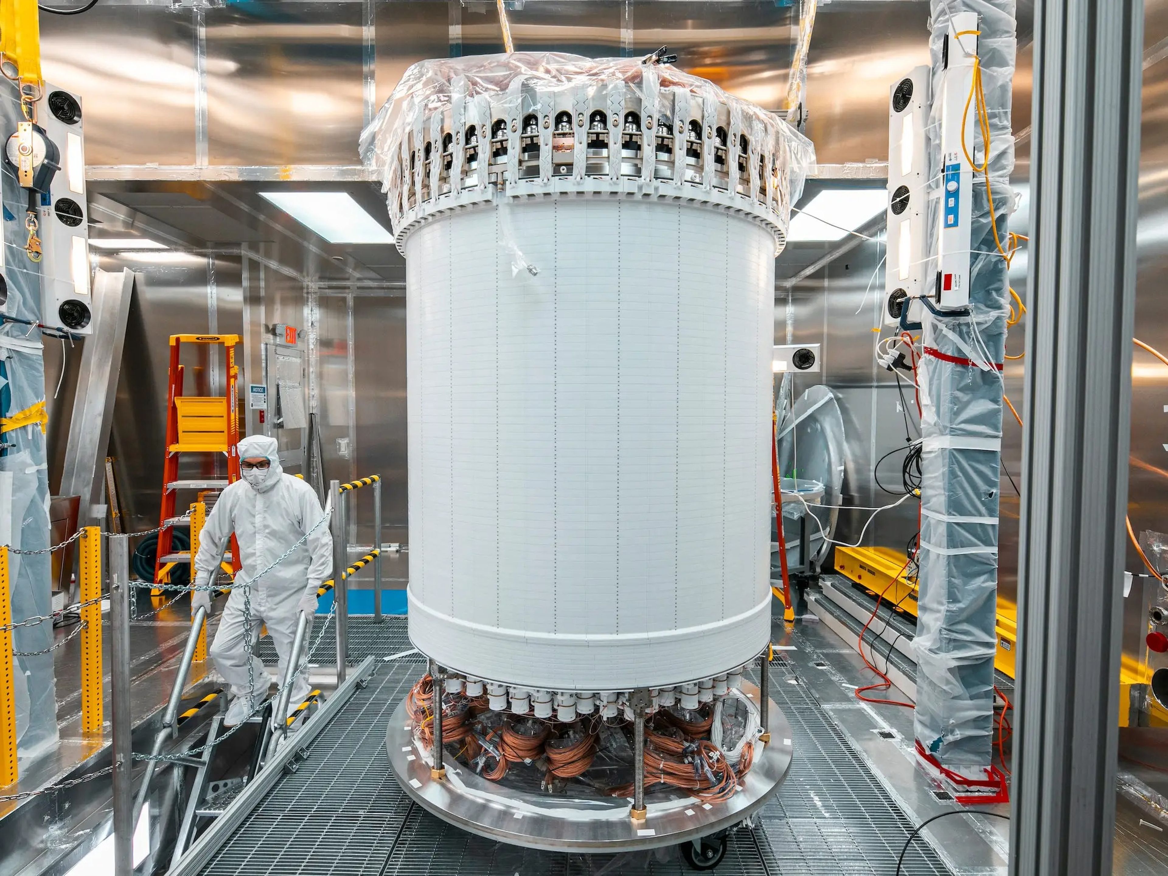 El detector central LZ en la sala limpia del Centro de Investigación Subterránea de Sanford tras su montaje, antes de comenzar su viaje hacia el subsuelo.