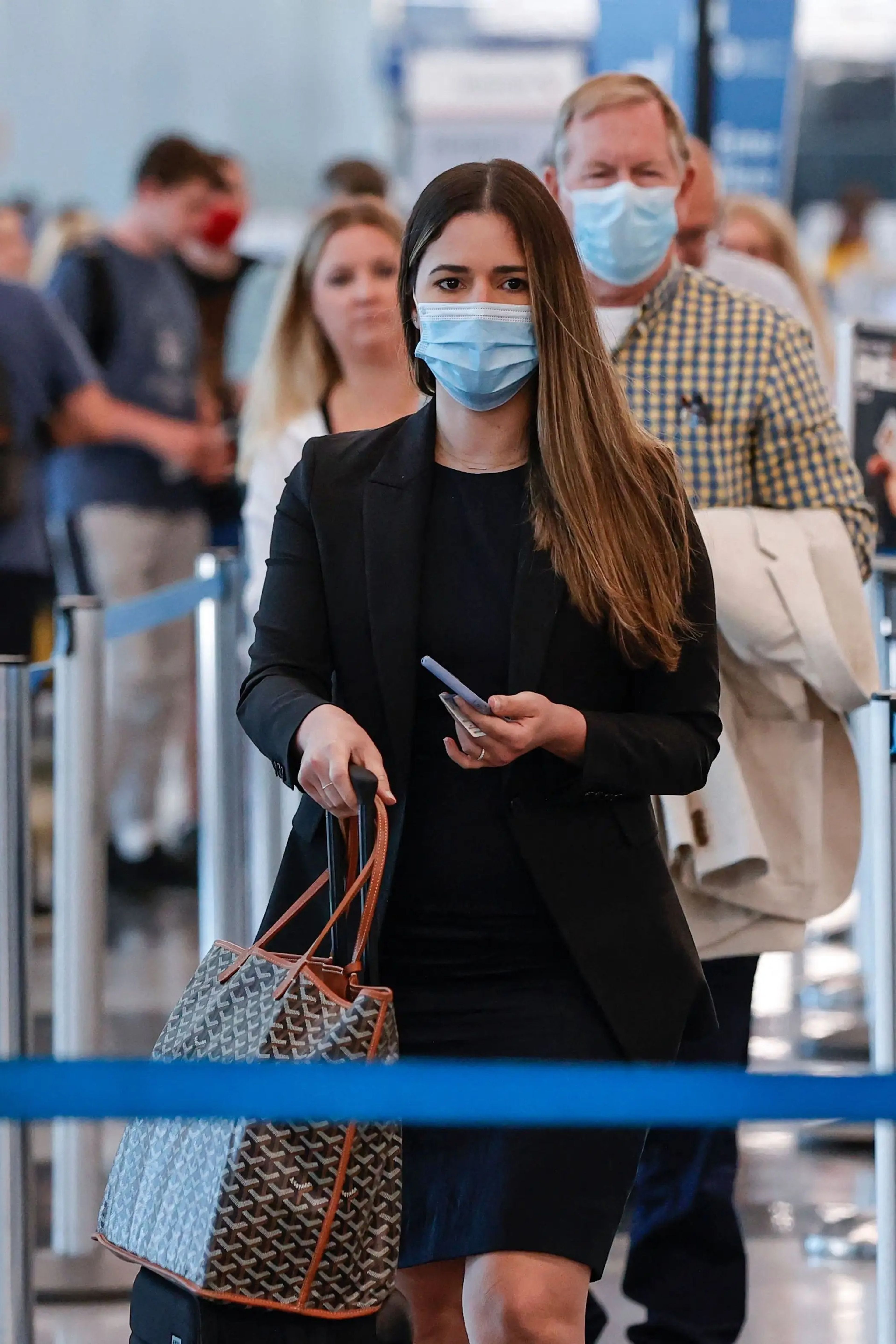 Mujer con mascarilla en el aeropuerto.