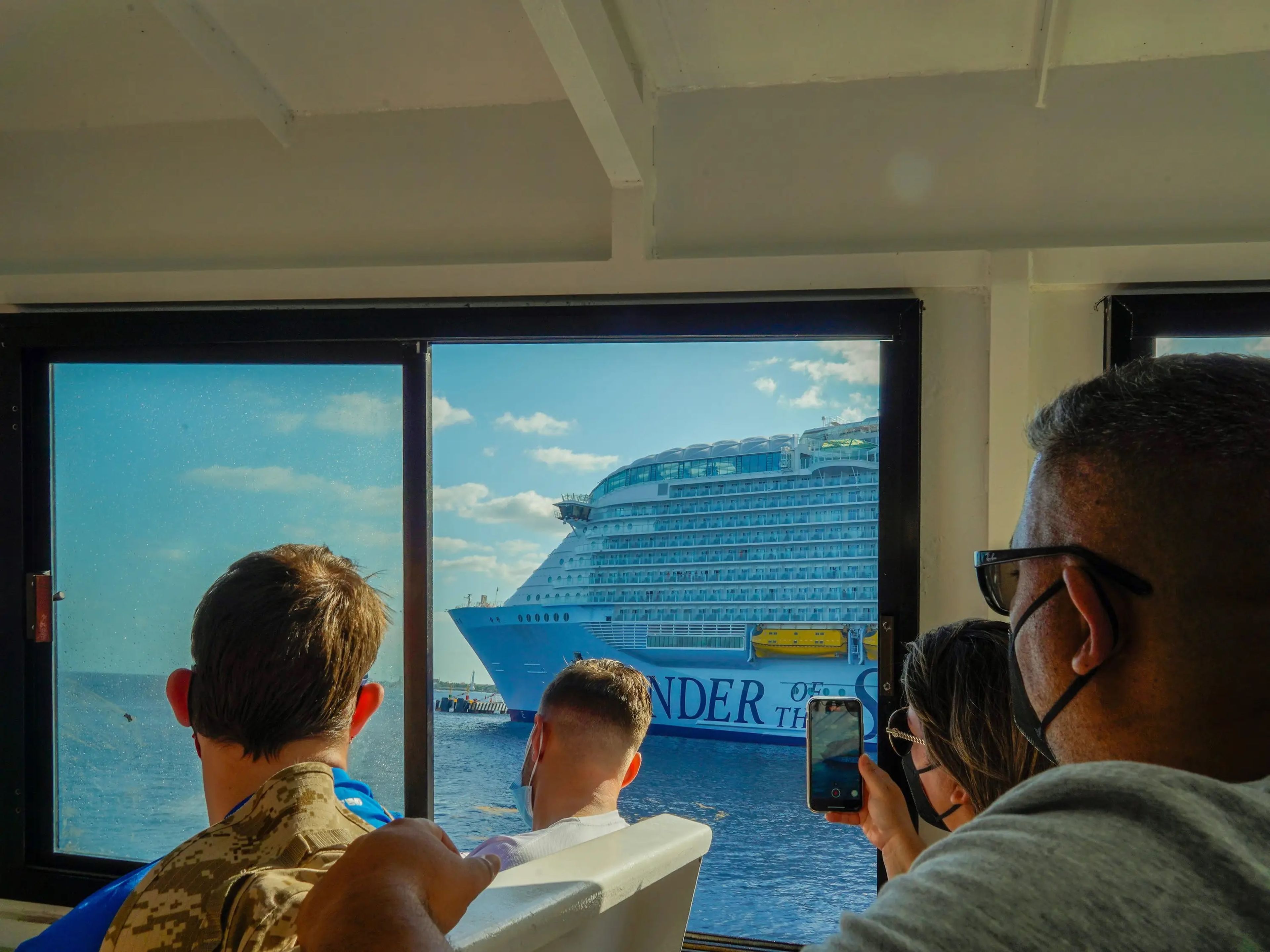 El 'Wonder of the Seas' desde la ventana de un ferry.