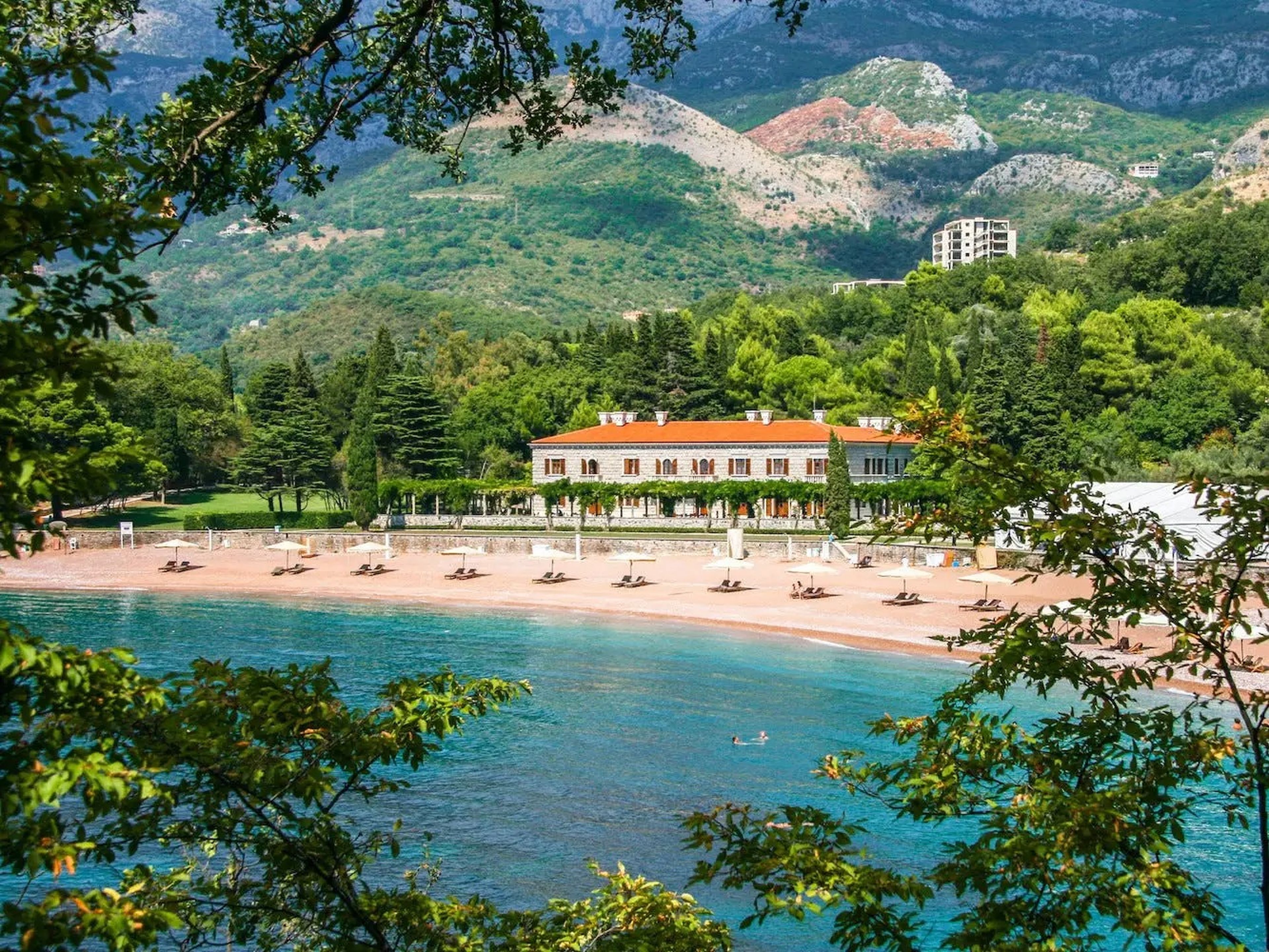 El complejo Aman Sveti Stefan, en Montenegro, en el sureste de Europa, a orillas del mar Adriático.