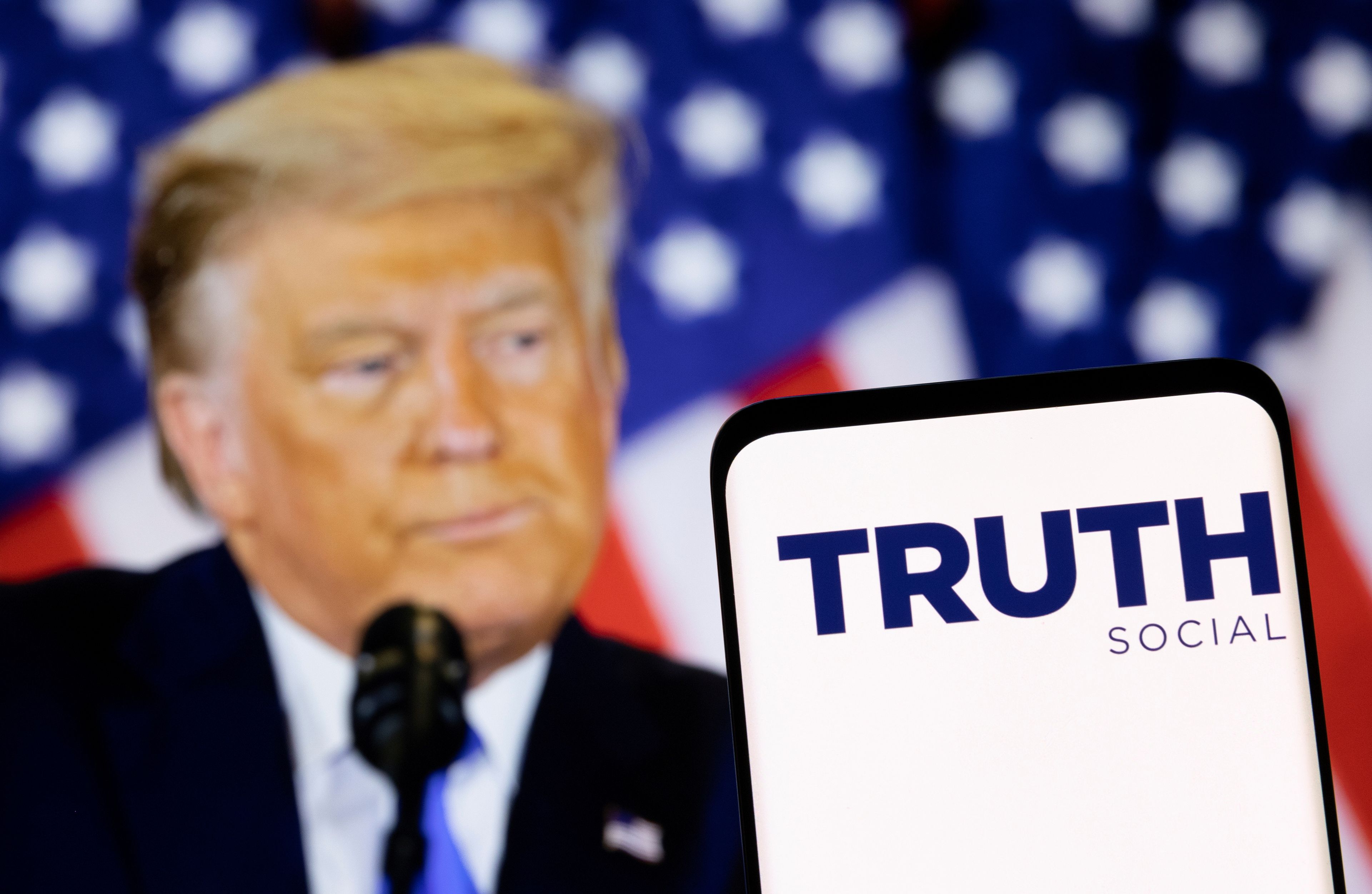 La app de Truth Social con su creador, Donald Trump de fondo