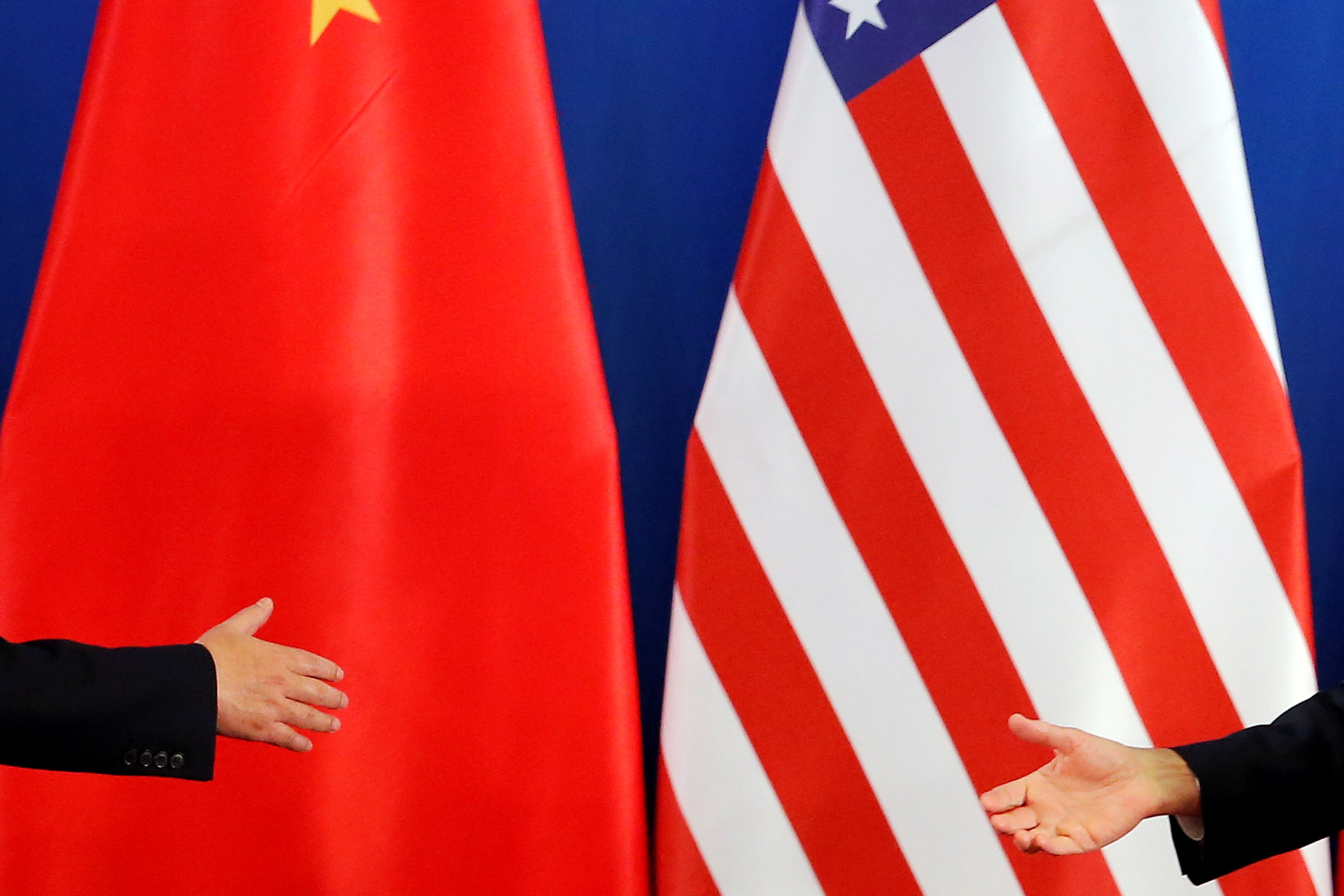 Reunión entre China y Estados Unidos el 6 de junio de 2016, con sus respectivas banderas.