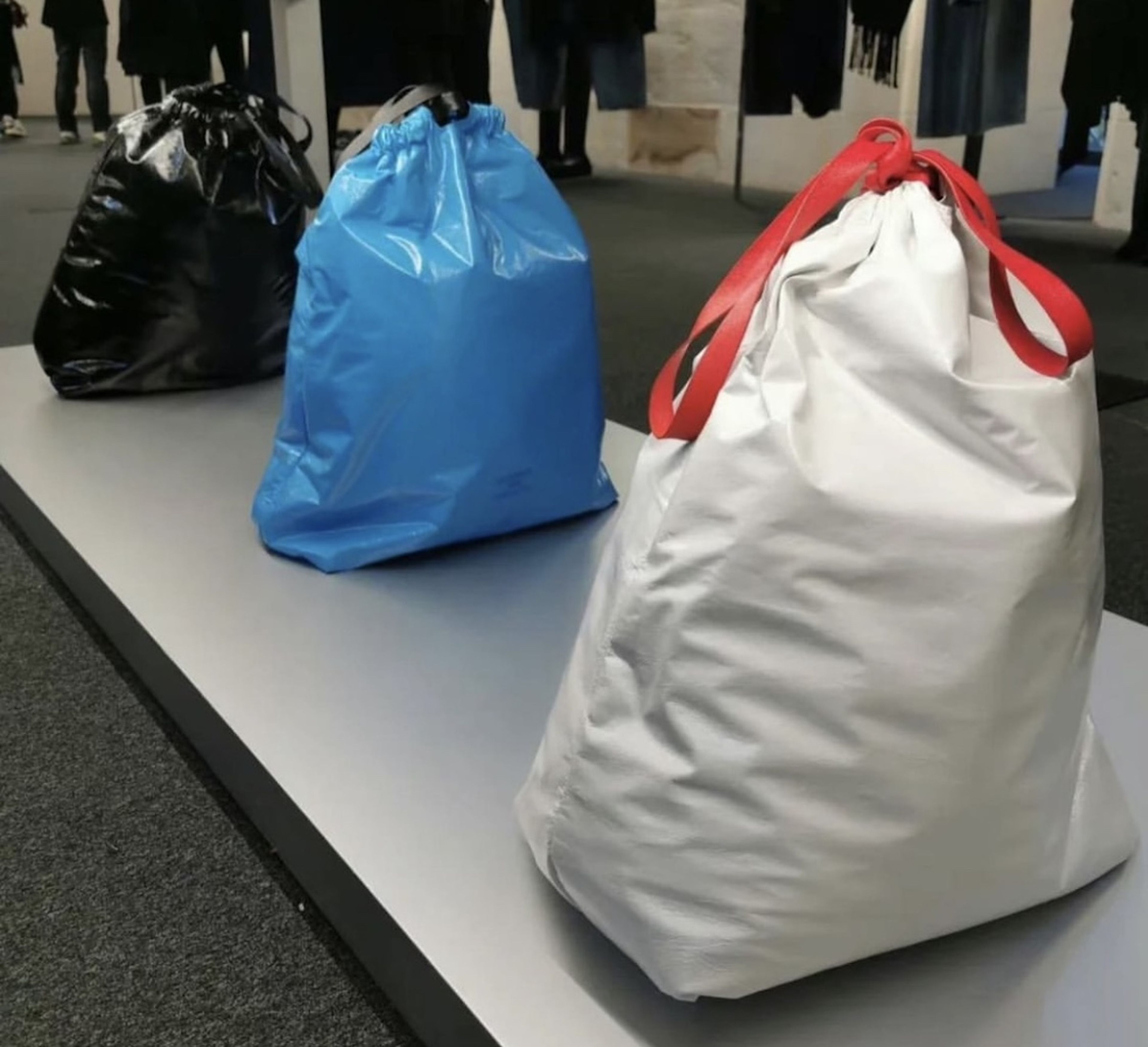 Balenciaga vende un bolso que imita una bolsa de basura por 1.750 euros