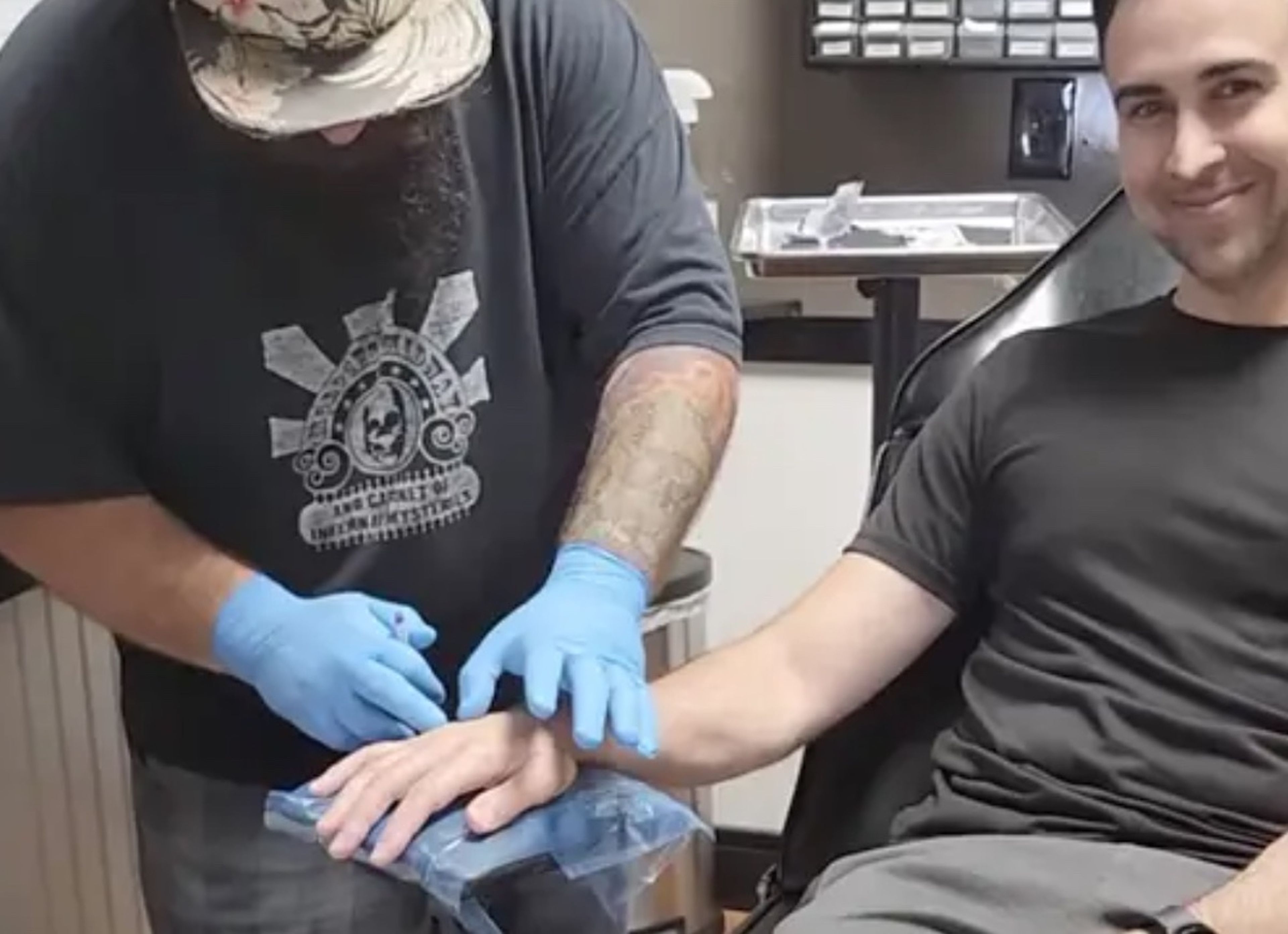 Brandon Dalaly implantándose un chip que le permite abrir su Tesla con la mano.