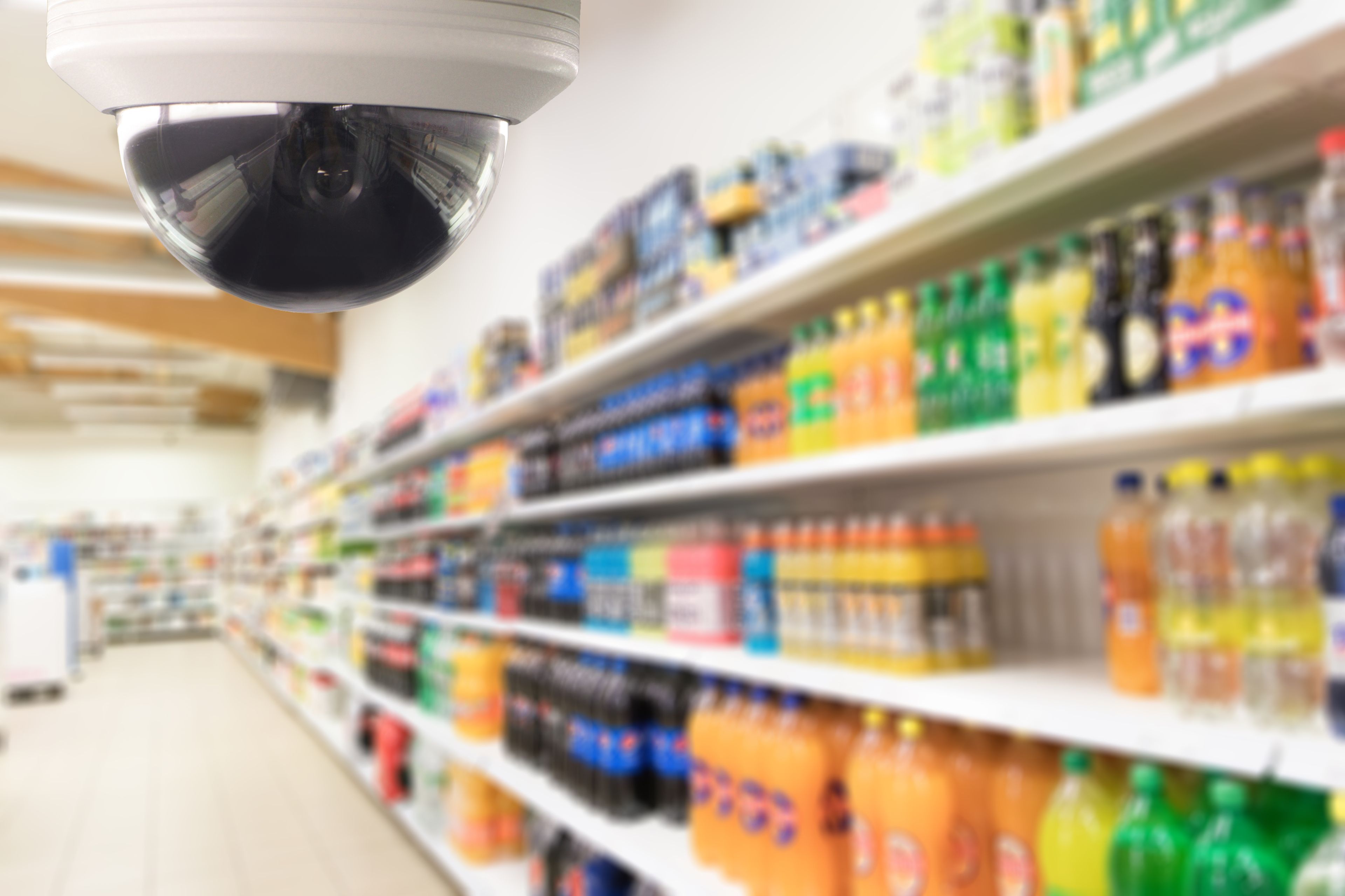 Una cámara de vigilancia instalada en un supermercado.