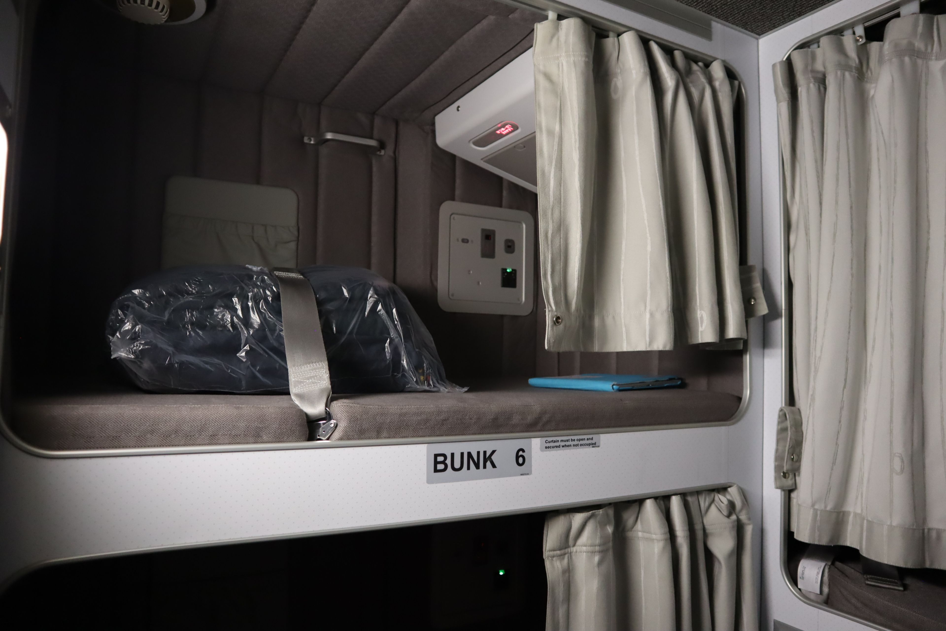 Una de las camas de la litera donde descansa la tripulación auxiliar de vuelo en el Airbus A300-200. / Miriam Pérez