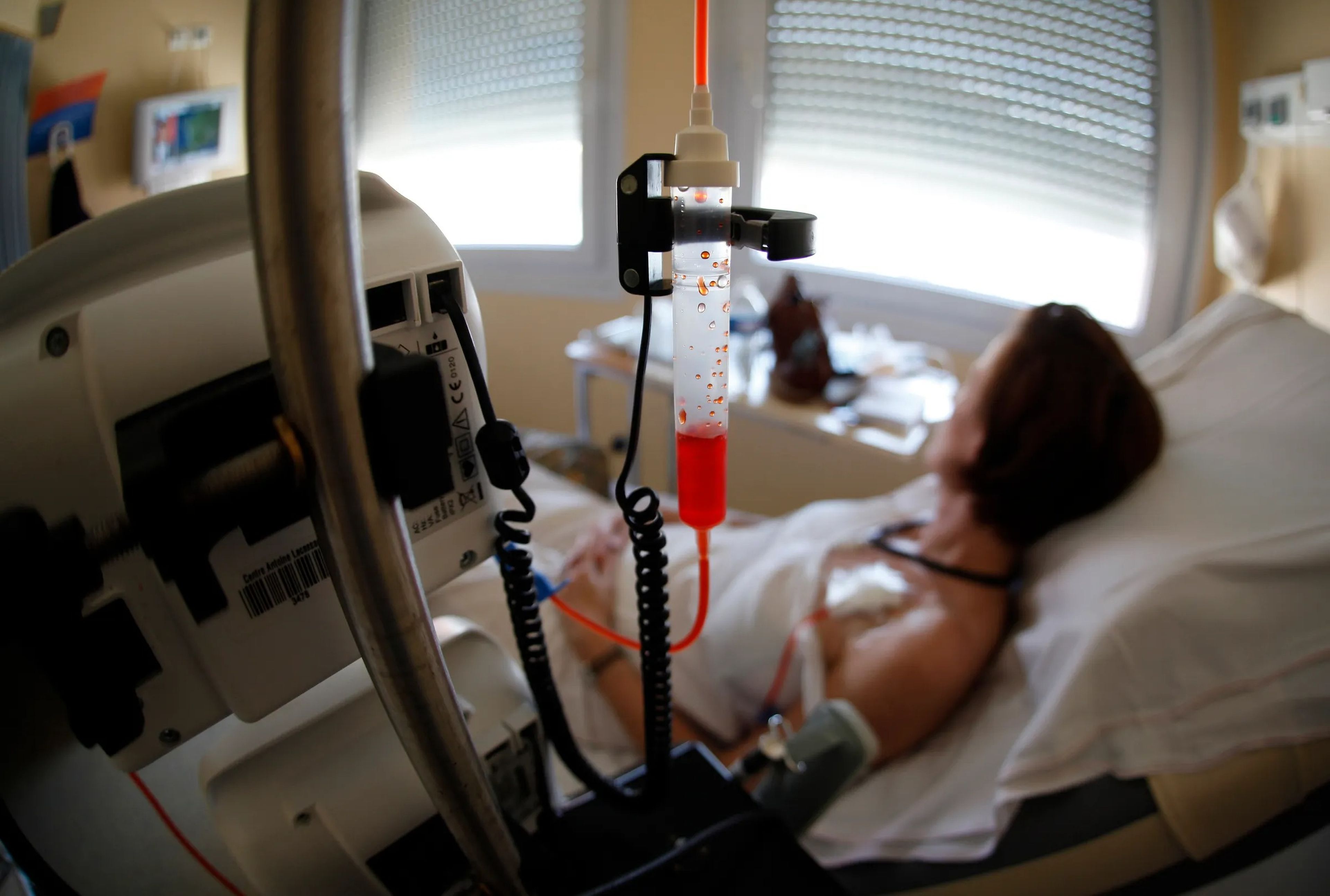 Un paciente recibiendo quimioterapia contra el cáncer.