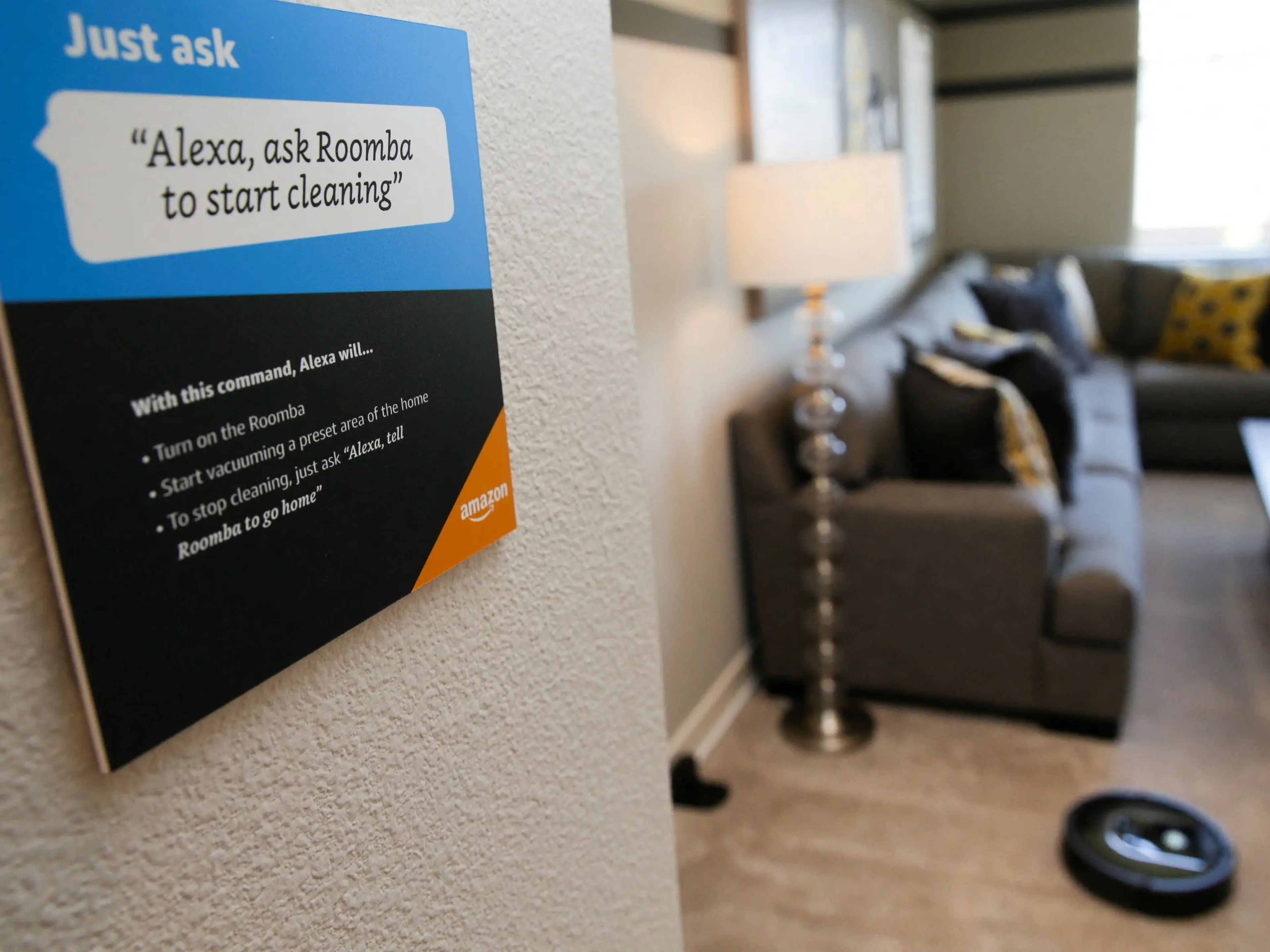 Cartel de Amazon para usar la Roomba con Alexa