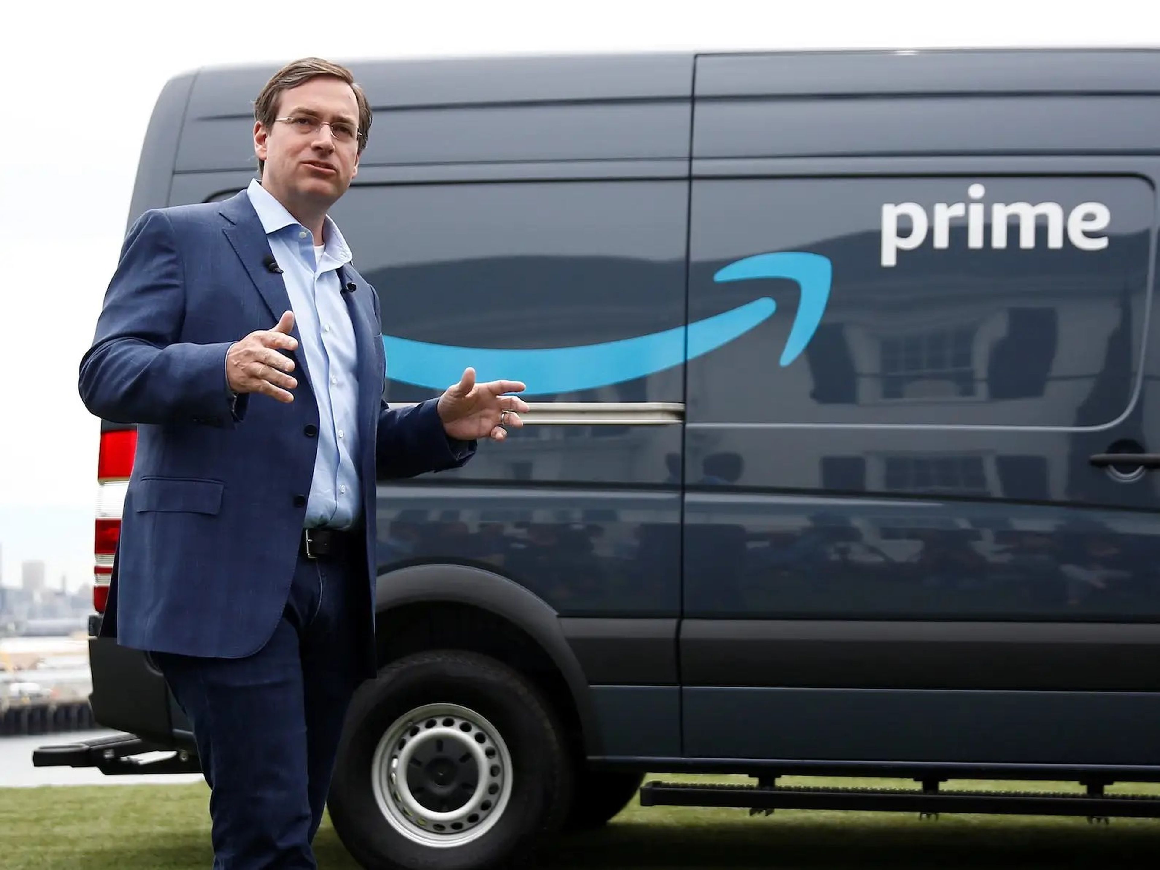 El CEO de ventas de Amazon, Dave Clark, anunciando un nuevo programa de entrega para socios en 2018.