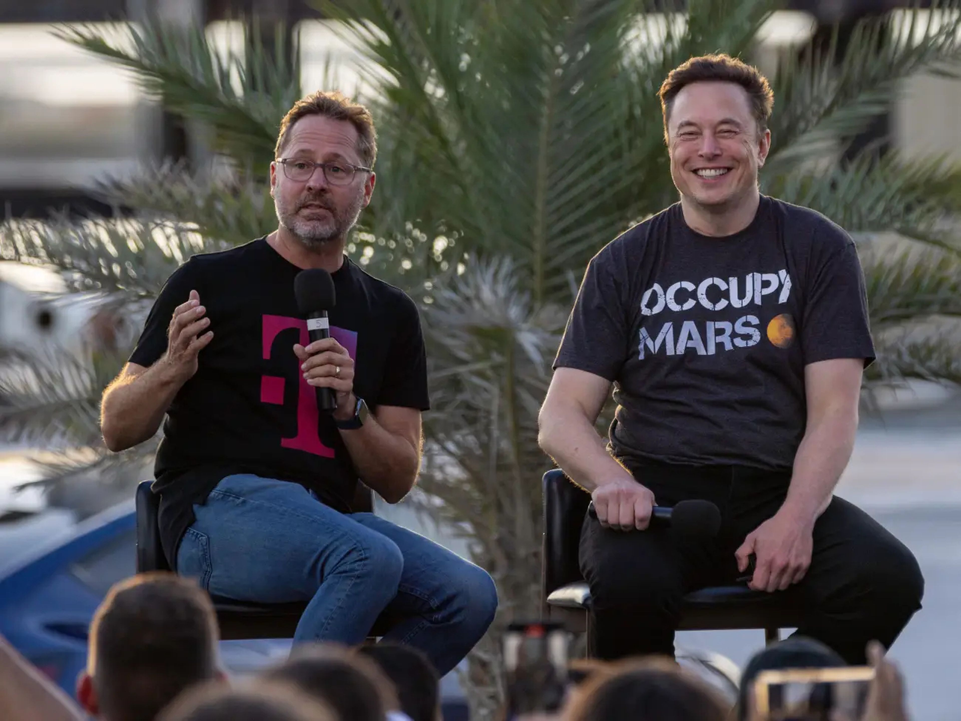 El CEO de T-Mobile, Mike Sievert, y el fundador de SpaceX, Elon Musk, un nuevo servicio con red a través de satélites.